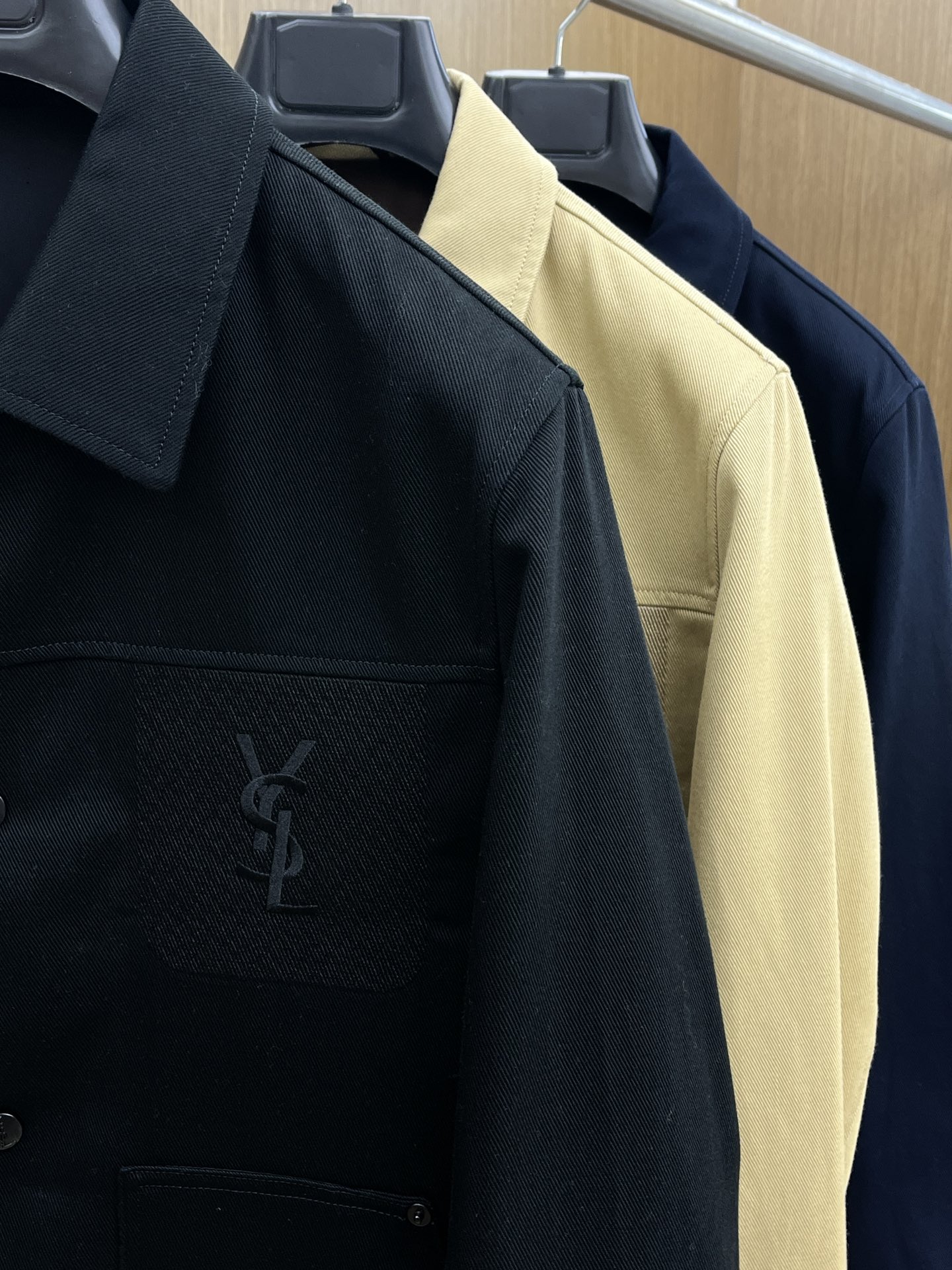 秋冬 YSL 🔥🔥SS秋冬新品夹克外套翻领系列 定制牛仔面料 透气舒适度高，细节无可挑剔，品牌元素设计理