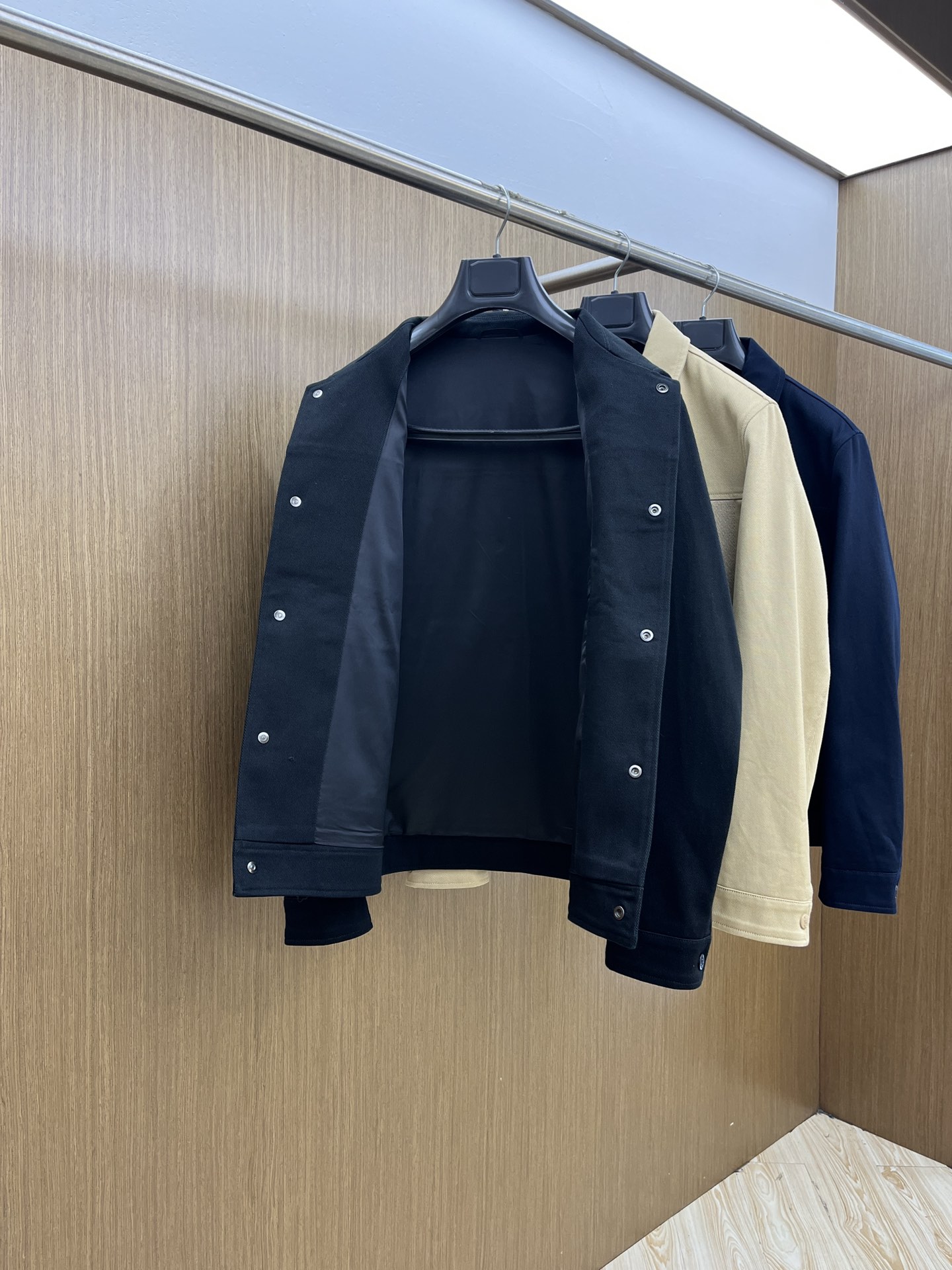 秋冬 YSL 🔥🔥SS秋冬新品夹克外套翻领系列 定制牛仔面料 透气舒适度高，细节无可挑剔，品牌元素设计理