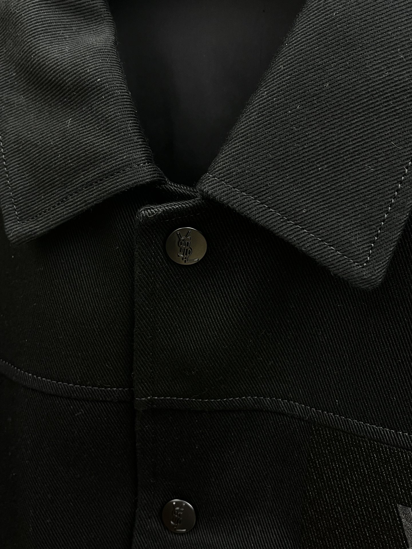 秋冬 YSL 🔥🔥SS秋冬新品夹克外套翻领系列 定制牛仔面料 透气舒适度高，细节无可挑剔，品牌元素设计理