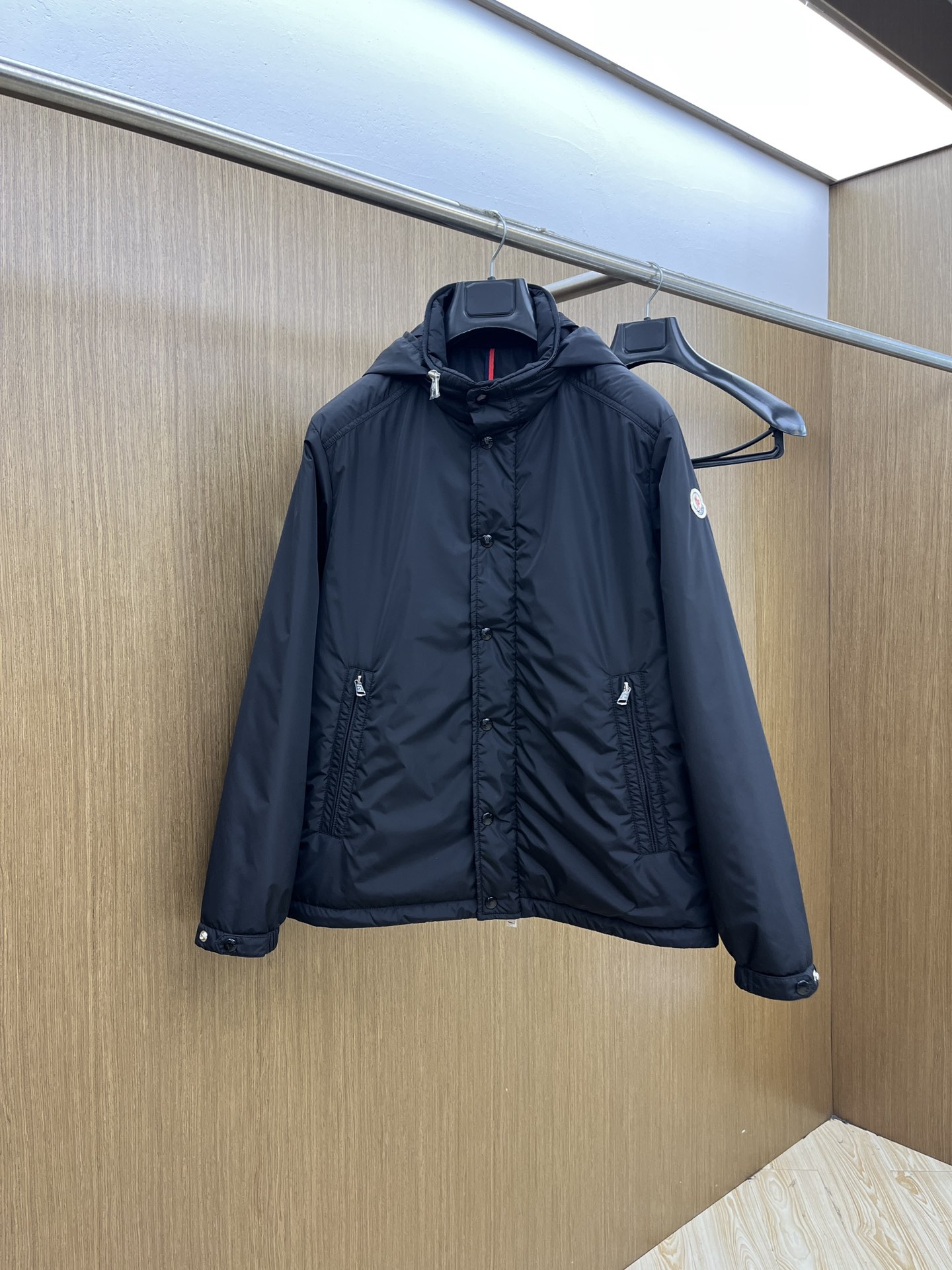 NO:514000,Autumn and Winter Mon early autumn new hooded cotton jacket is released. The hat is detachable and popular in autumn. The hidden hat design makes it comfortable and slim. It is lazy and casual. Combined with clean and simple colors, it is particularly pleasing to look at. FSH is suitable for daily wear~ I love to launch sports items embellished with vitality prints!  Size M-3XL complete three standards, hats, alexander wang19860909秋冬 Mon早秋新款发布连帽棉服,帽可拆秋季爆款,隐藏帽设计,穿上就是舒适自在又显瘦的存在,慵懒而随性,结合干净简单的色系就特别耐看,fsh适合日常穿着~倾情推出缀饰活力印花的运动单品！ 尺码M-3XL 三标齐全,,hats,alexander wang,Men's clothing