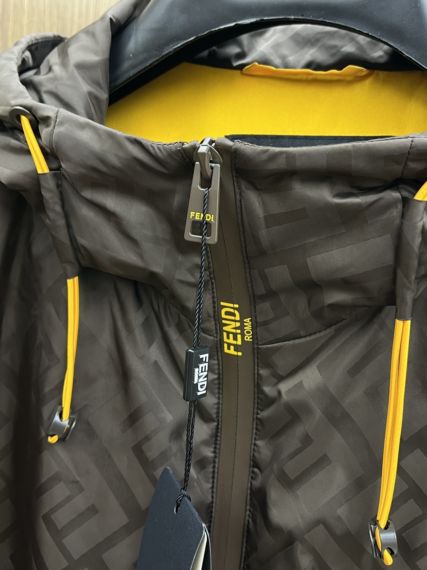 秋冬 FD 🔥🔥秋冬最新品加棉连帽风衣外套，同步有售，原单狠货，休闲时尚连帽外套，进口原版面料，顶级印花