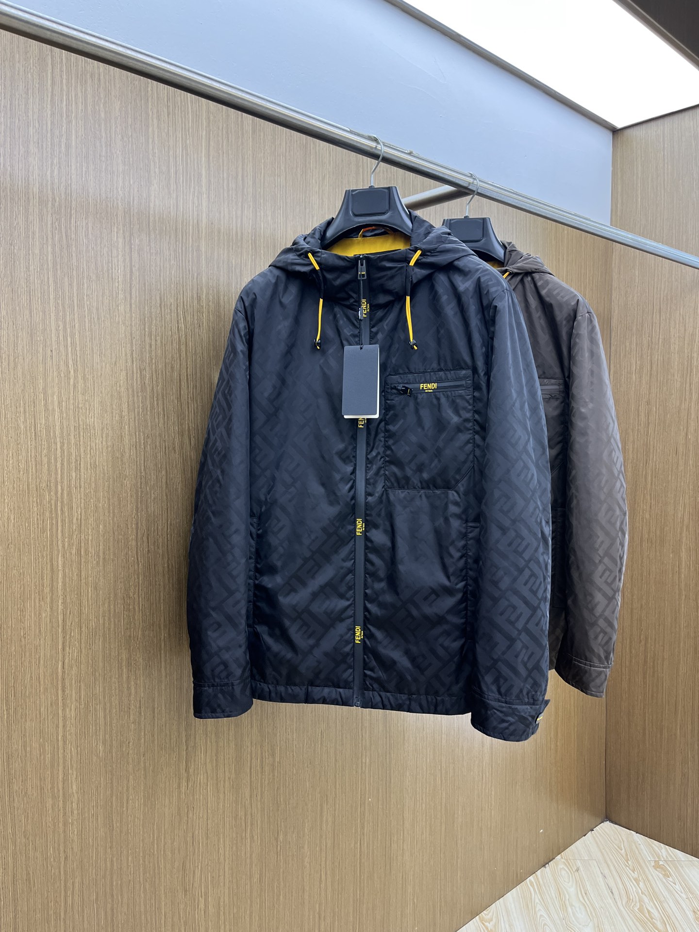 NO:514002,Autumn and Winter FD Autumn and Winter latest products with cotton hooded windbreaker jacket, available at the same time, original single ruthless goods, casual and fashionable hooded jacket, imported original fabric, top-grade printing craft letter pattern logo, original hardware and accessories decoration, unique design, fsh upper body comfortable and breathable, extremely high grade, handsome upper body, 2 colors recommended, three standards complete code M-3XL,, jackets & coats, hats, alexander wang19860909秋冬 FD 秋冬最新品加棉连帽风衣外套,同步有售,原单狠货,休闲时尚连帽外套,进口原版面料,顶级印花工艺字母图案logo,原版五金辅料装饰,独特设计,fsh上身舒适透气,档次极高,上身帅气十足,2色推荐,三标齐全 码数M-3XL,,jackets & coats,hats,alexander wang,Men's clothing