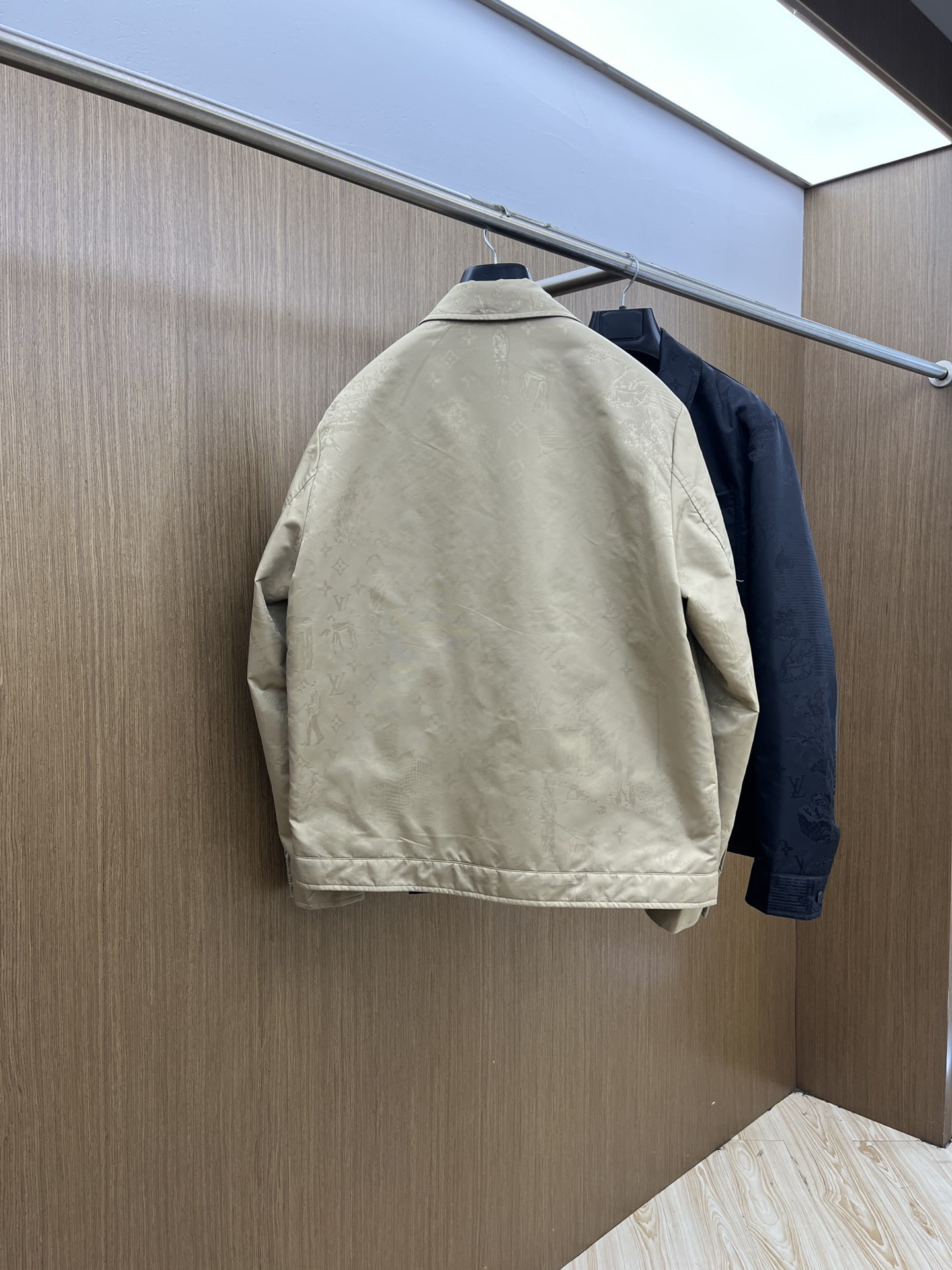 秋冬 LV🔥🔥ss早秋新款发布 驴牌翻领夹克外套，提花面料，胸前双口袋装饰，秋季爆款夹薄棉外套，穿上就是