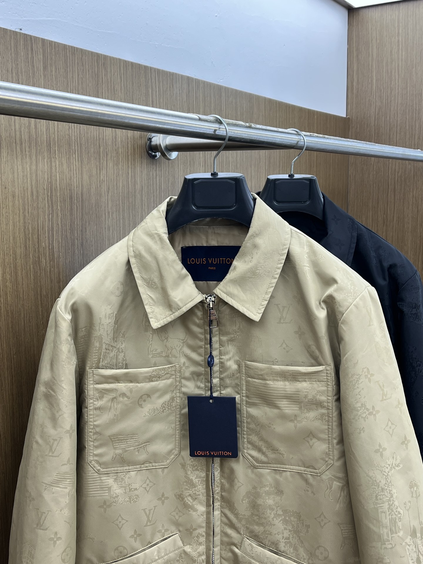 秋冬 LV🔥🔥ss早秋新款发布 驴牌翻领夹克外套，提花面料，胸前双口袋装饰，秋季爆款夹薄棉外套，穿上就是