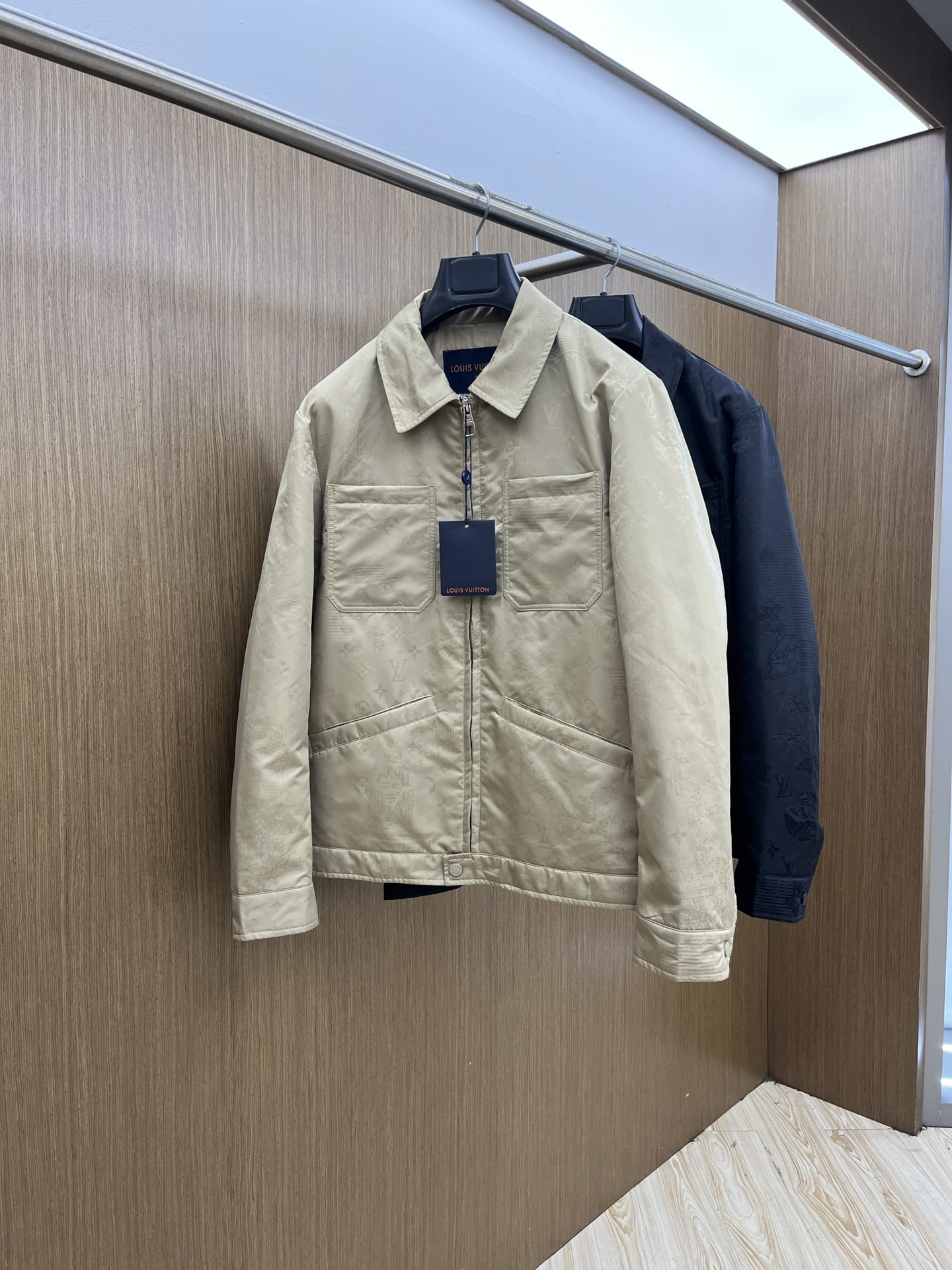 秋冬 LV🔥🔥ss早秋新款发布 驴牌翻领夹克外套，提花面料，胸前双口袋装饰，秋季爆款夹薄棉外套，穿上就是