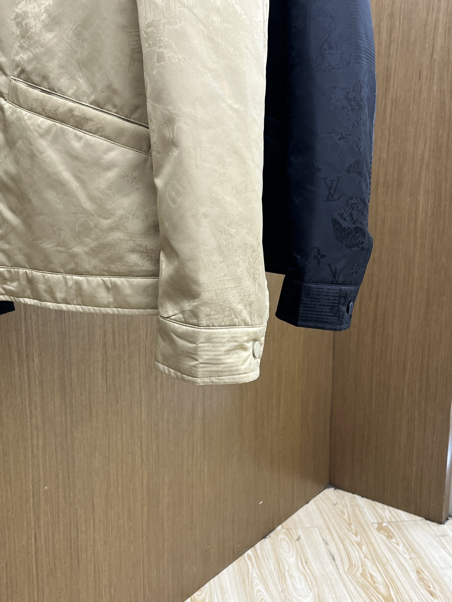 秋冬 LV🔥🔥ss早秋新款发布 驴牌翻领夹克外套，提花面料，胸前双口袋装饰，秋季爆款夹薄棉外套，穿上就是