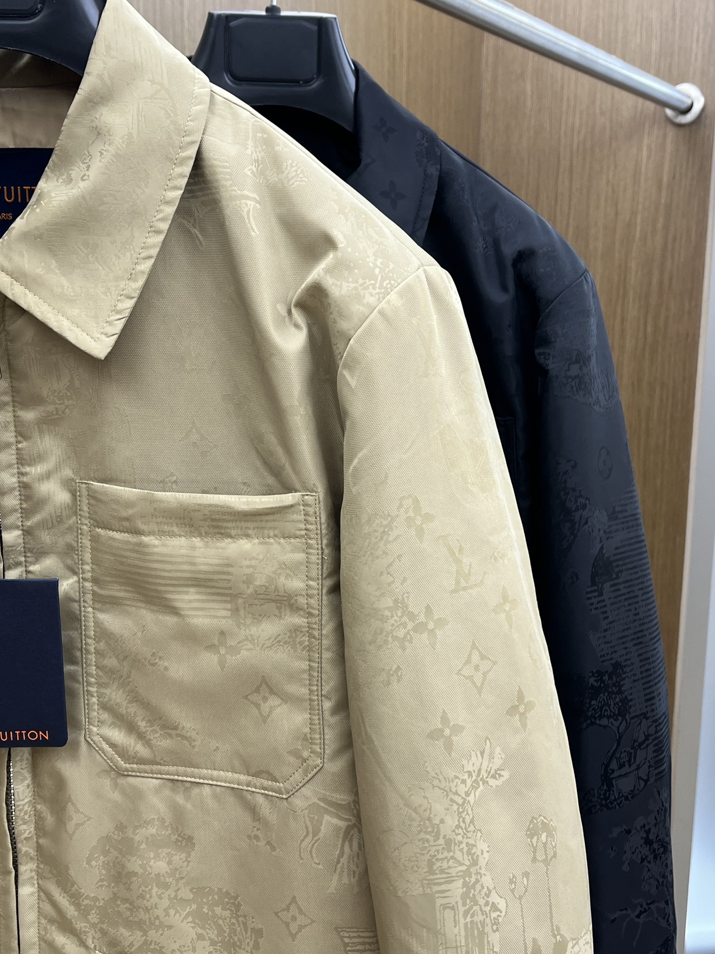 秋冬 LV🔥🔥ss早秋新款发布 驴牌翻领夹克外套，提花面料，胸前双口袋装饰，秋季爆款夹薄棉外套，穿上就是