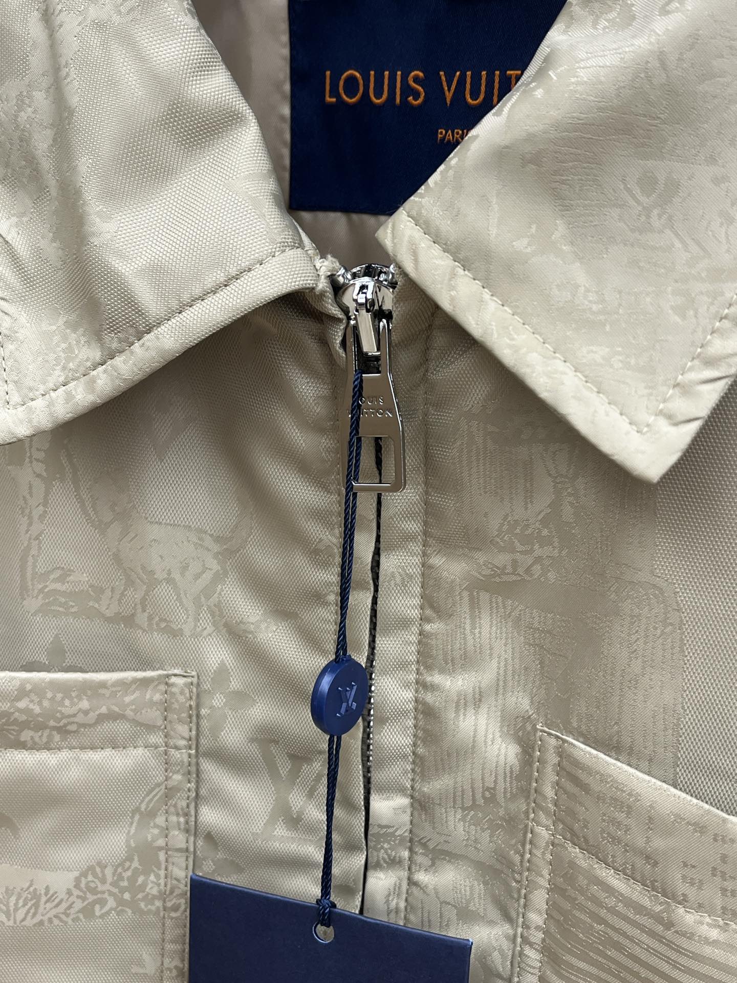 秋冬 LV🔥🔥ss早秋新款发布 驴牌翻领夹克外套，提花面料，胸前双口袋装饰，秋季爆款夹薄棉外套，穿上就是