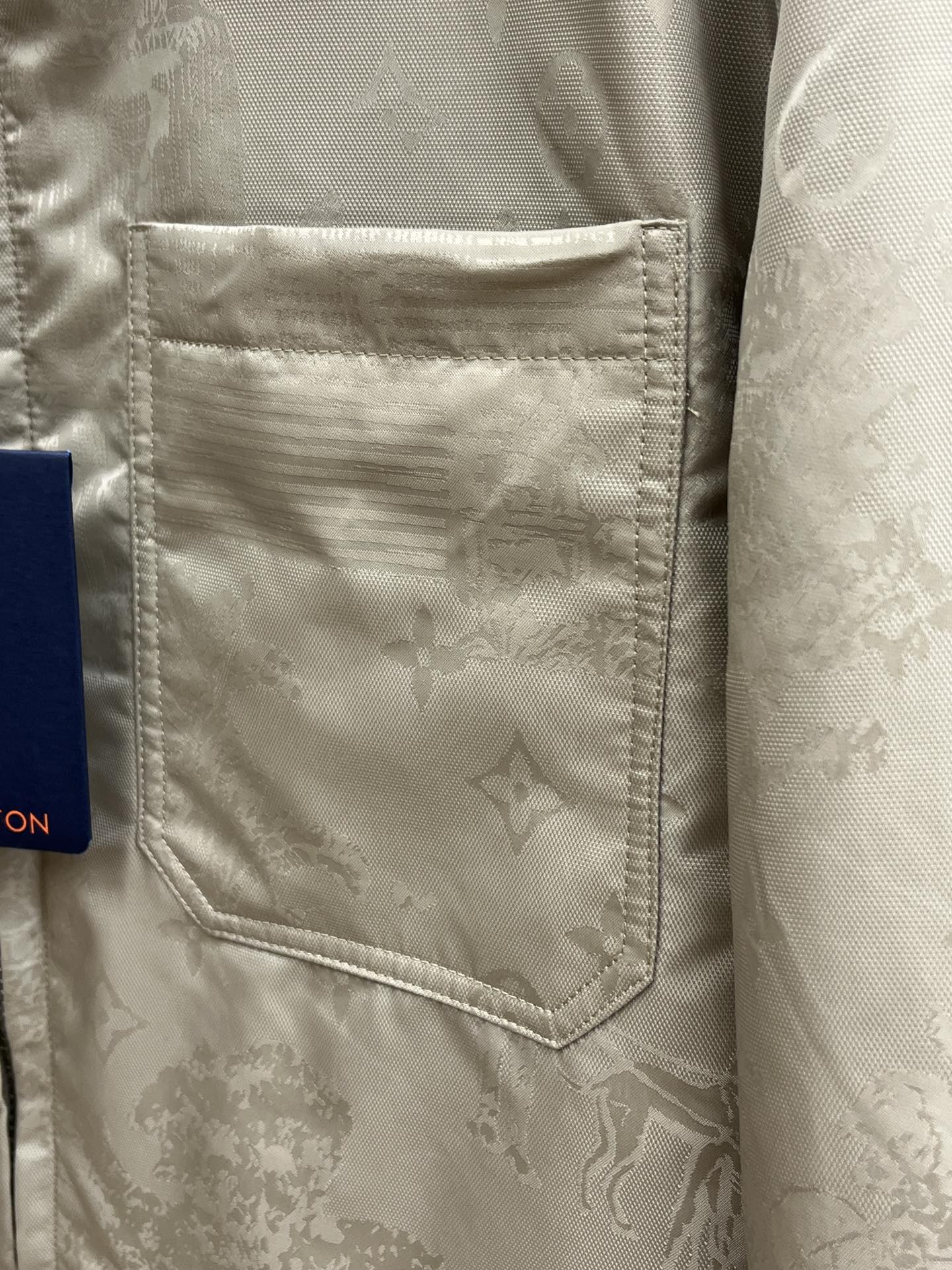 秋冬 LV🔥🔥ss早秋新款发布 驴牌翻领夹克外套，提花面料，胸前双口袋装饰，秋季爆款夹薄棉外套，穿上就是