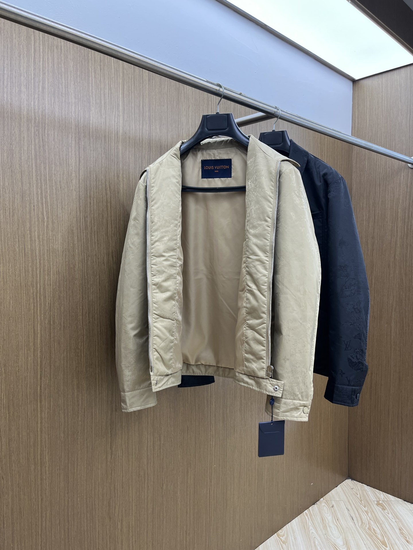 秋冬 LV🔥🔥ss早秋新款发布 驴牌翻领夹克外套，提花面料，胸前双口袋装饰，秋季爆款夹薄棉外套，穿上就是