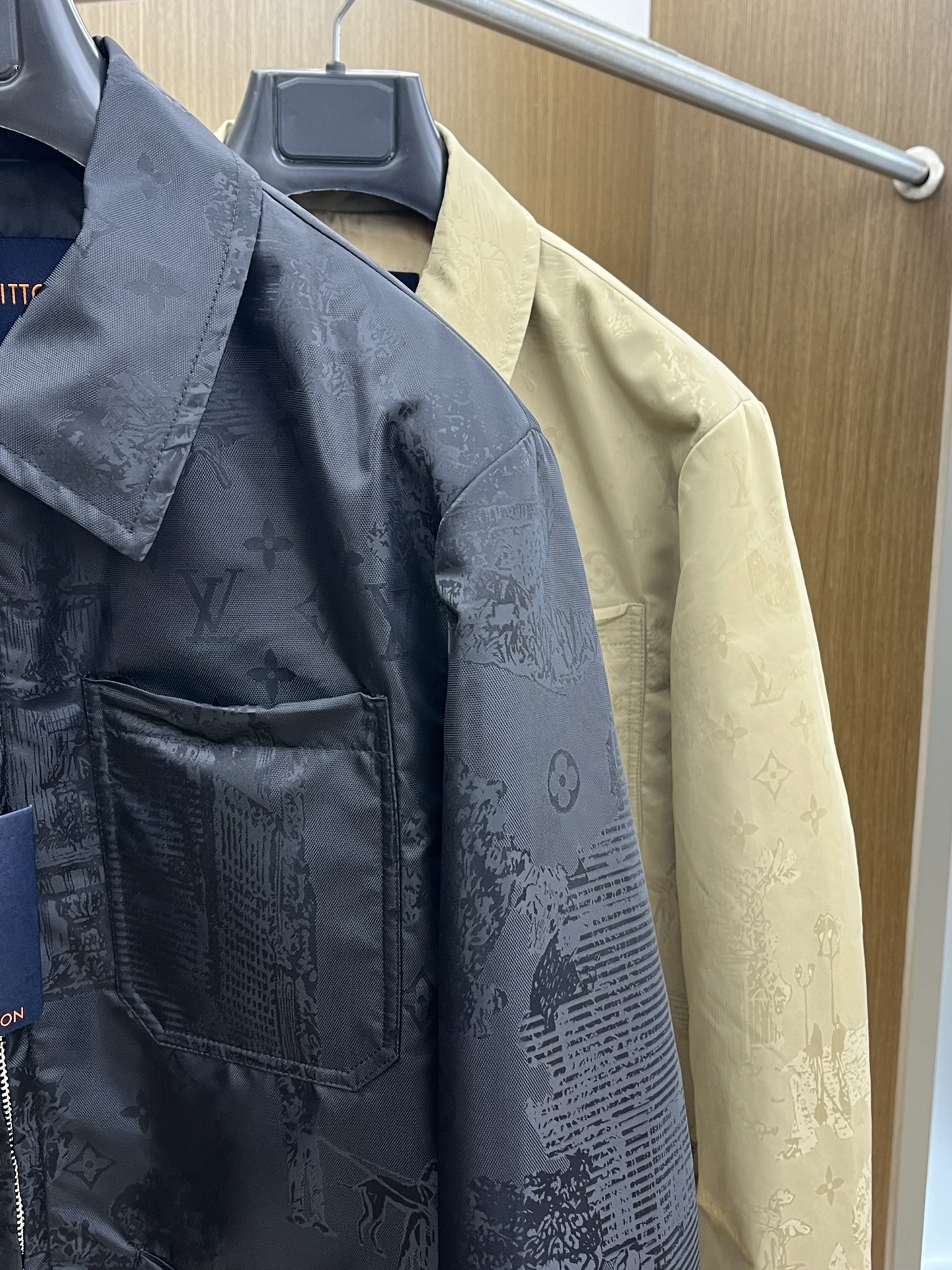 秋冬 LV🔥🔥ss早秋新款发布 驴牌翻领夹克外套，提花面料，胸前双口袋装饰，秋季爆款夹薄棉外套，穿上就是