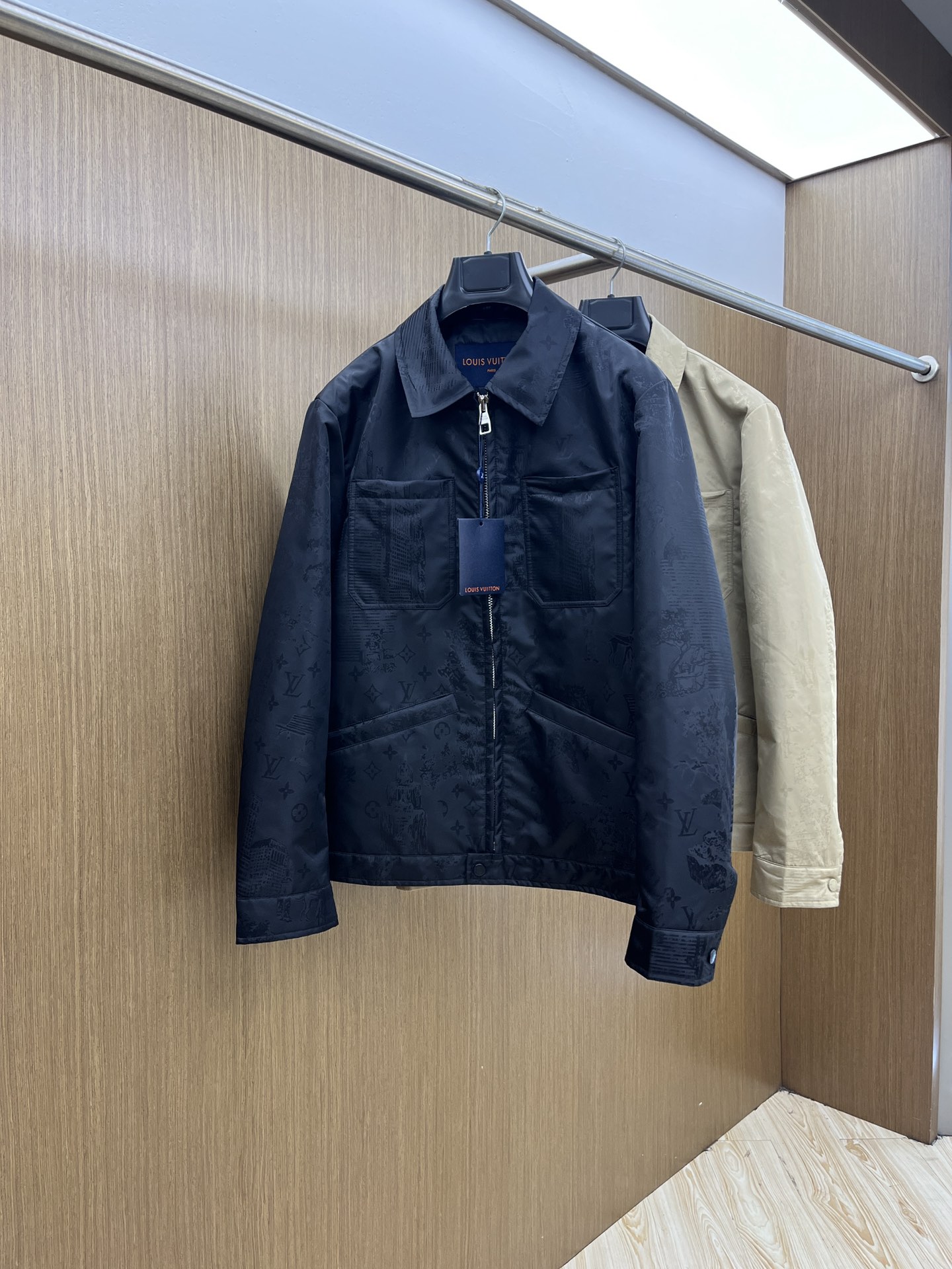 NO:514004,Autumn and Winter LV1955ss early autumn new style is released. Donkey brand lapel jacket, jacquard fabric, double pocket decoration on the chest, autumn hot-style thin cotton jacket, it is comfortable and comfortable to wear, lazy and casual, fsh combined with clean and simple colors is particularly pleasing to look at, suitable for daily wear~ I love to launch sports items embellished with vitality prints!  Size M-3XL, louis vuitton,louis vuitton,jackets & coats,jackets & coats,alexander wang19860909秋冬 LV1955ss早秋新款发布 驴牌翻领夹克外套,提花面料,胸前双口袋装饰,秋季爆款夹薄棉外套,穿上就是舒适自在又显瘦的存在,慵懒而随性,fsh结合干净简单的色系就特别耐看,适合日常穿着~倾情推出缀饰活力印花的运动单品！ 尺码M-3XL,,louis vuitton,louis vuitton,jackets & coats,jackets & coats,alexander wang,Men's clothing