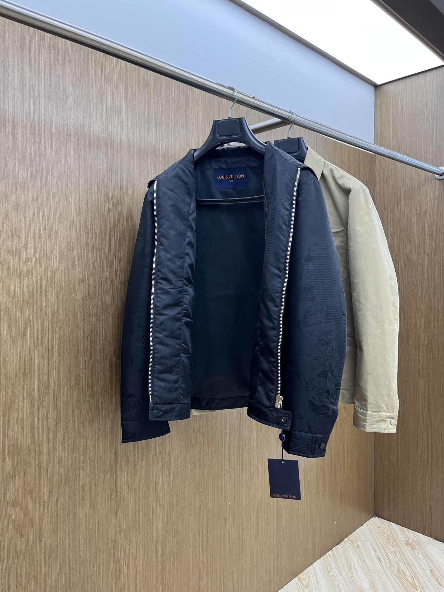 秋冬 LV🔥🔥ss早秋新款发布 驴牌翻领夹克外套，提花面料，胸前双口袋装饰，秋季爆款夹薄棉外套，穿上就是