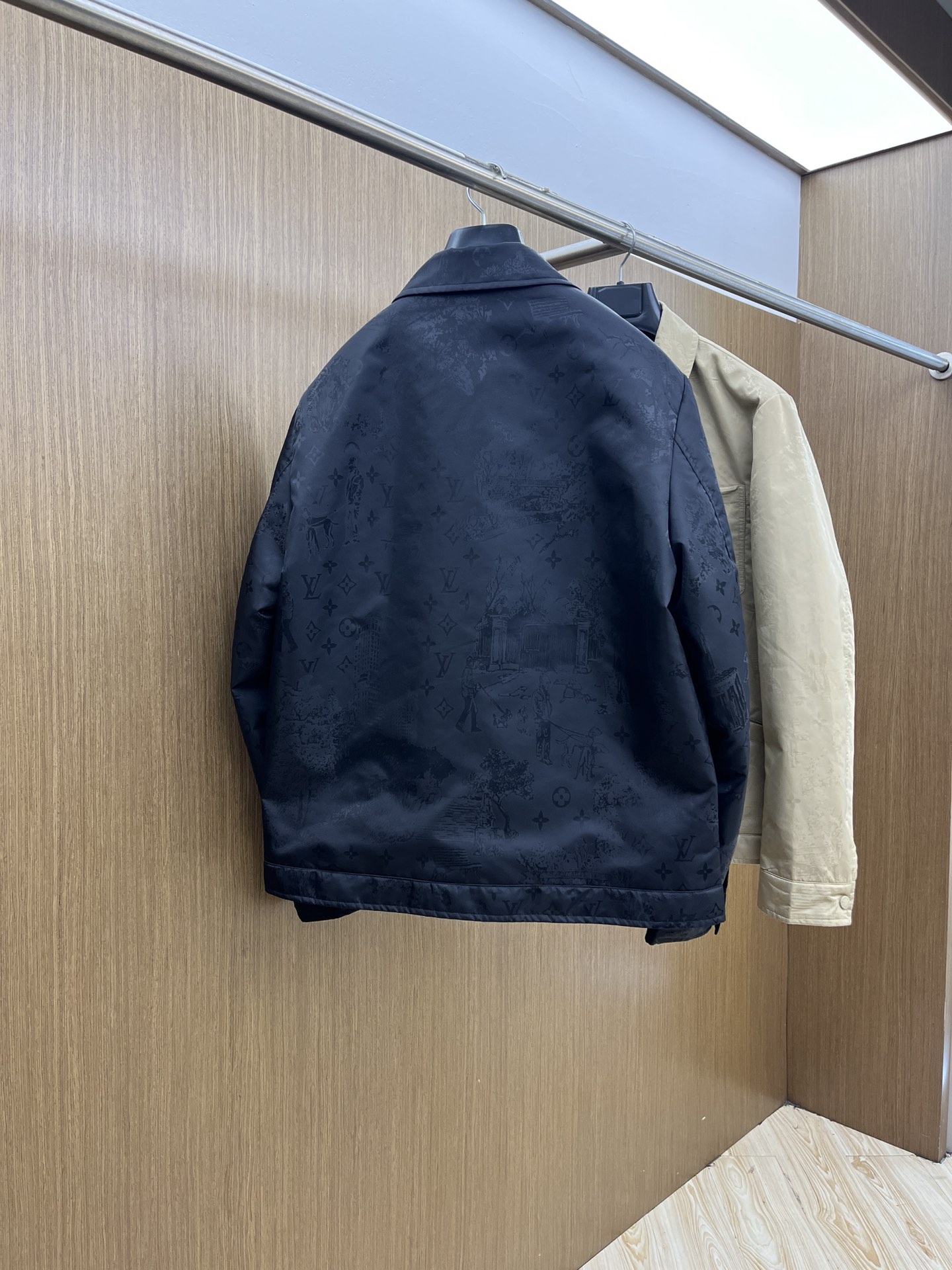 秋冬 LV🔥🔥ss早秋新款发布 驴牌翻领夹克外套，提花面料，胸前双口袋装饰，秋季爆款夹薄棉外套，穿上就是