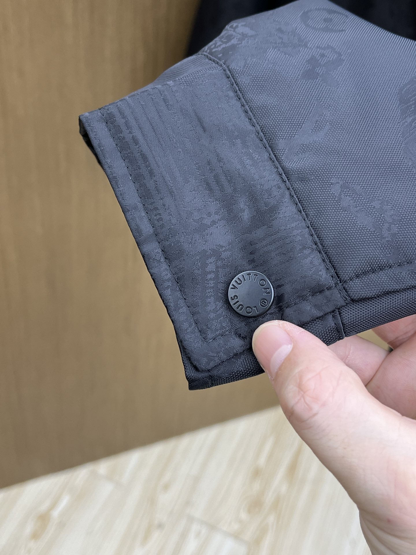 秋冬 LV🔥🔥ss早秋新款发布 驴牌翻领夹克外套，提花面料，胸前双口袋装饰，秋季爆款夹薄棉外套，穿上就是