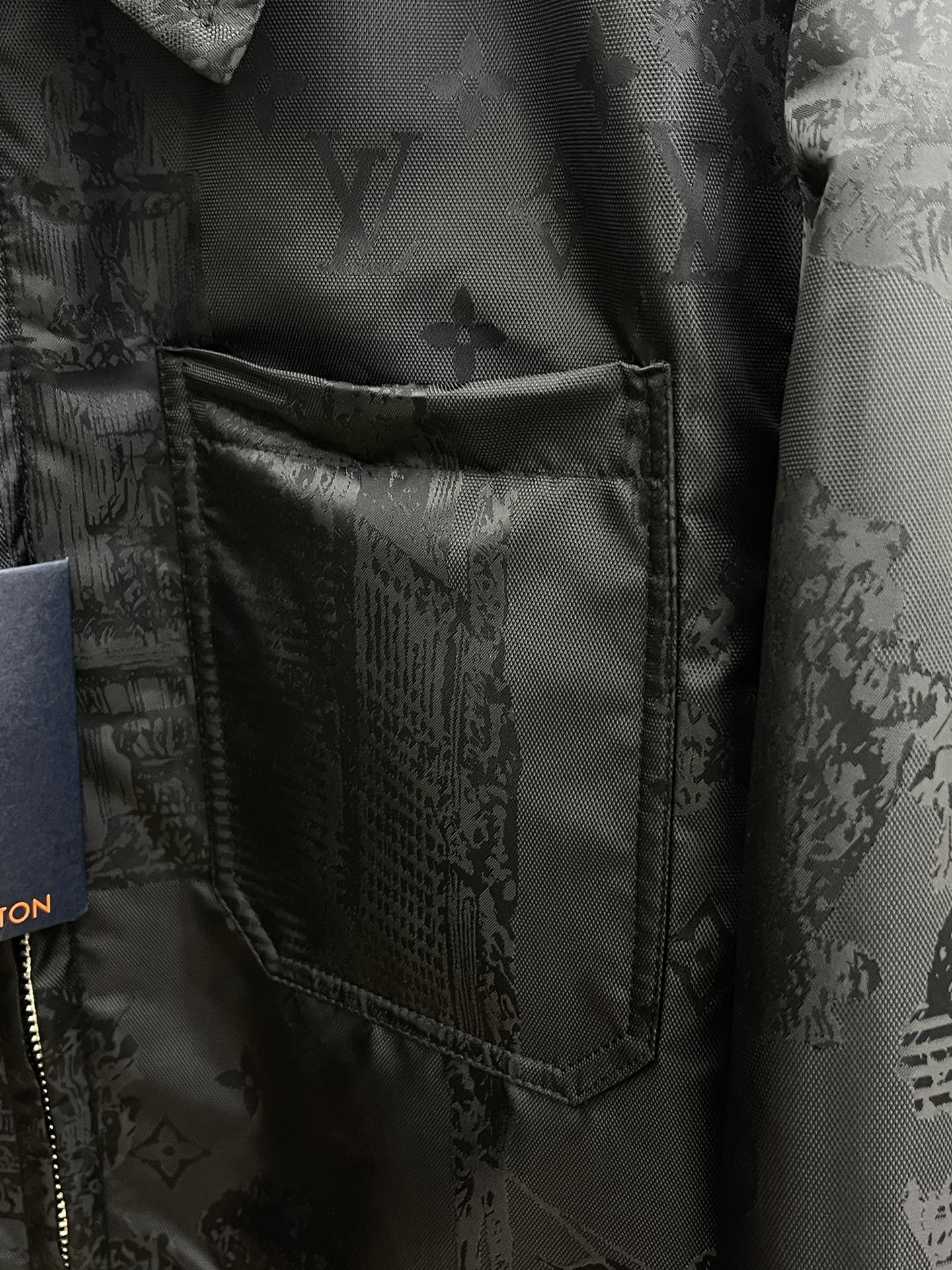 秋冬 LV🔥🔥ss早秋新款发布 驴牌翻领夹克外套，提花面料，胸前双口袋装饰，秋季爆款夹薄棉外套，穿上就是