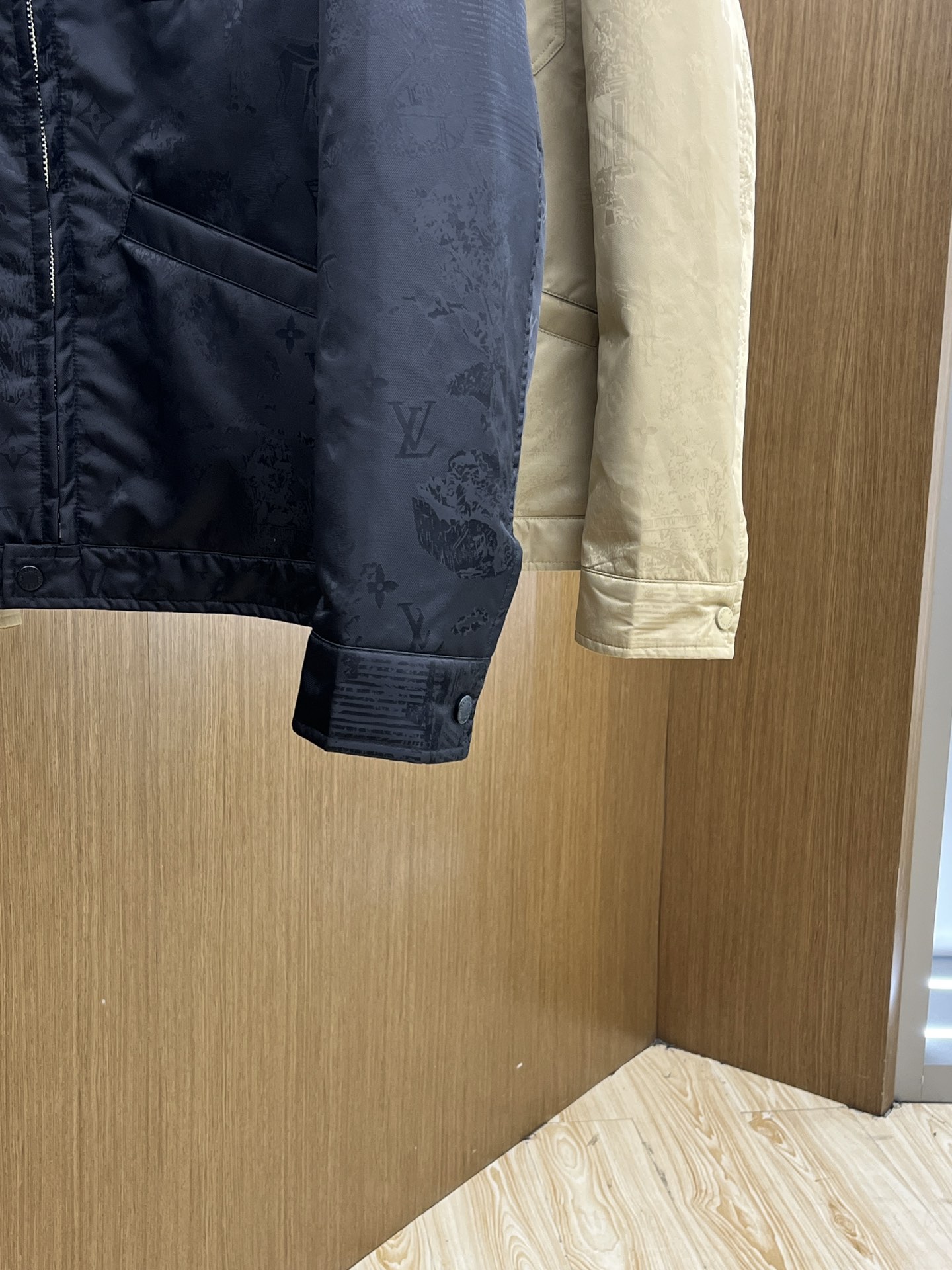 秋冬 LV🔥🔥ss早秋新款发布 驴牌翻领夹克外套，提花面料，胸前双口袋装饰，秋季爆款夹薄棉外套，穿上就是