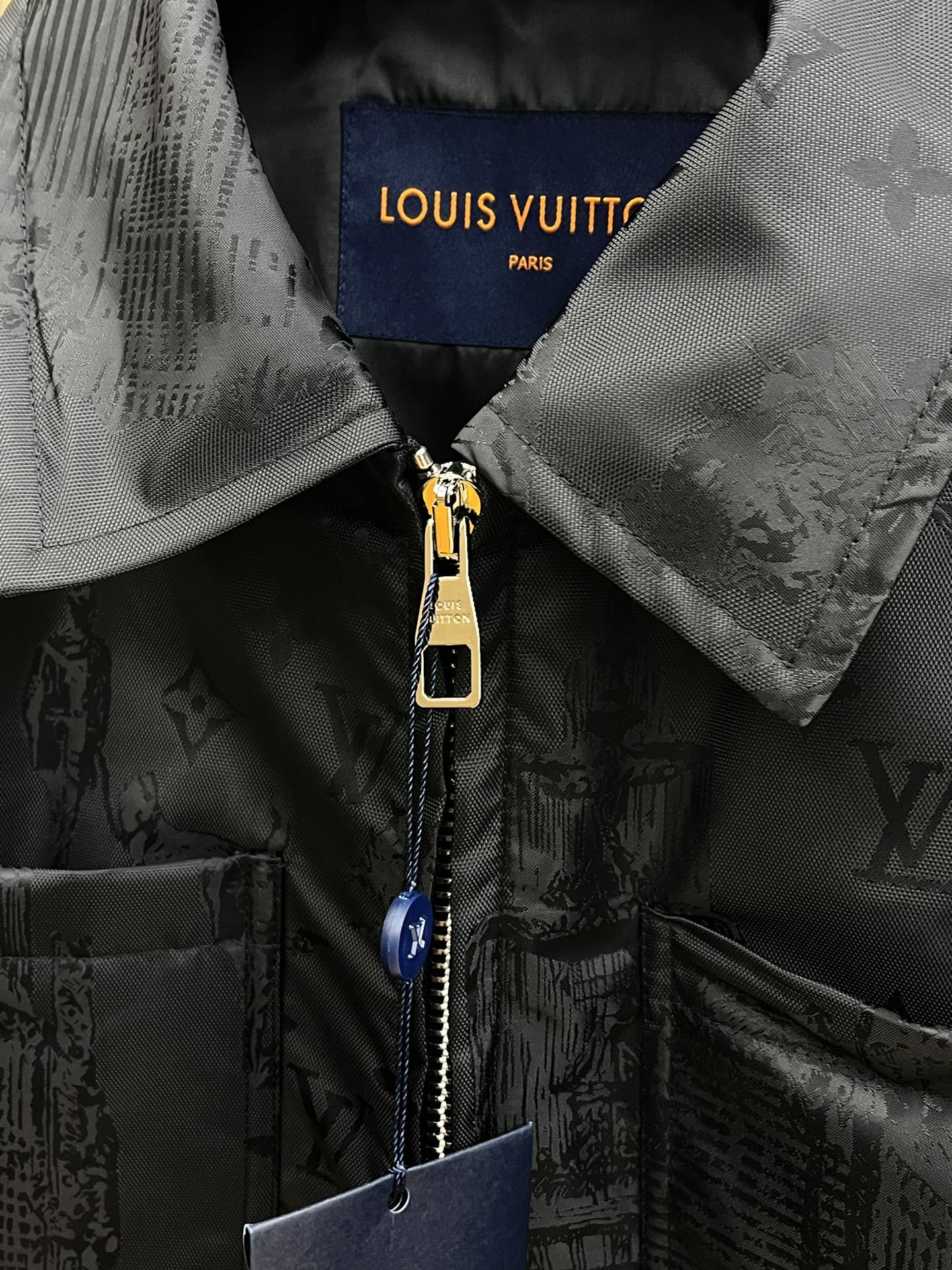 秋冬 LV🔥🔥ss早秋新款发布 驴牌翻领夹克外套，提花面料，胸前双口袋装饰，秋季爆款夹薄棉外套，穿上就是