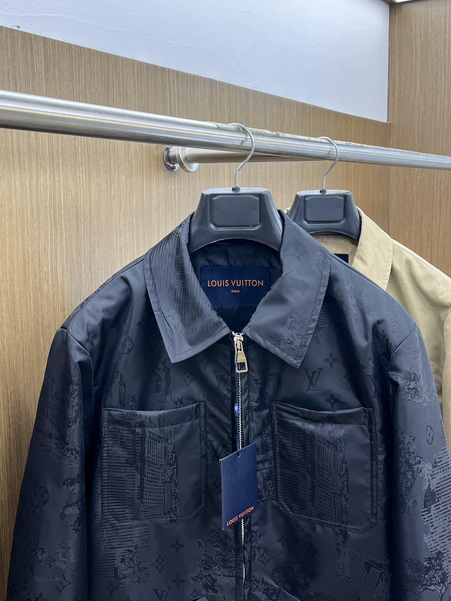 秋冬 LV🔥🔥ss早秋新款发布 驴牌翻领夹克外套，提花面料，胸前双口袋装饰，秋季爆款夹薄棉外套，穿上就是