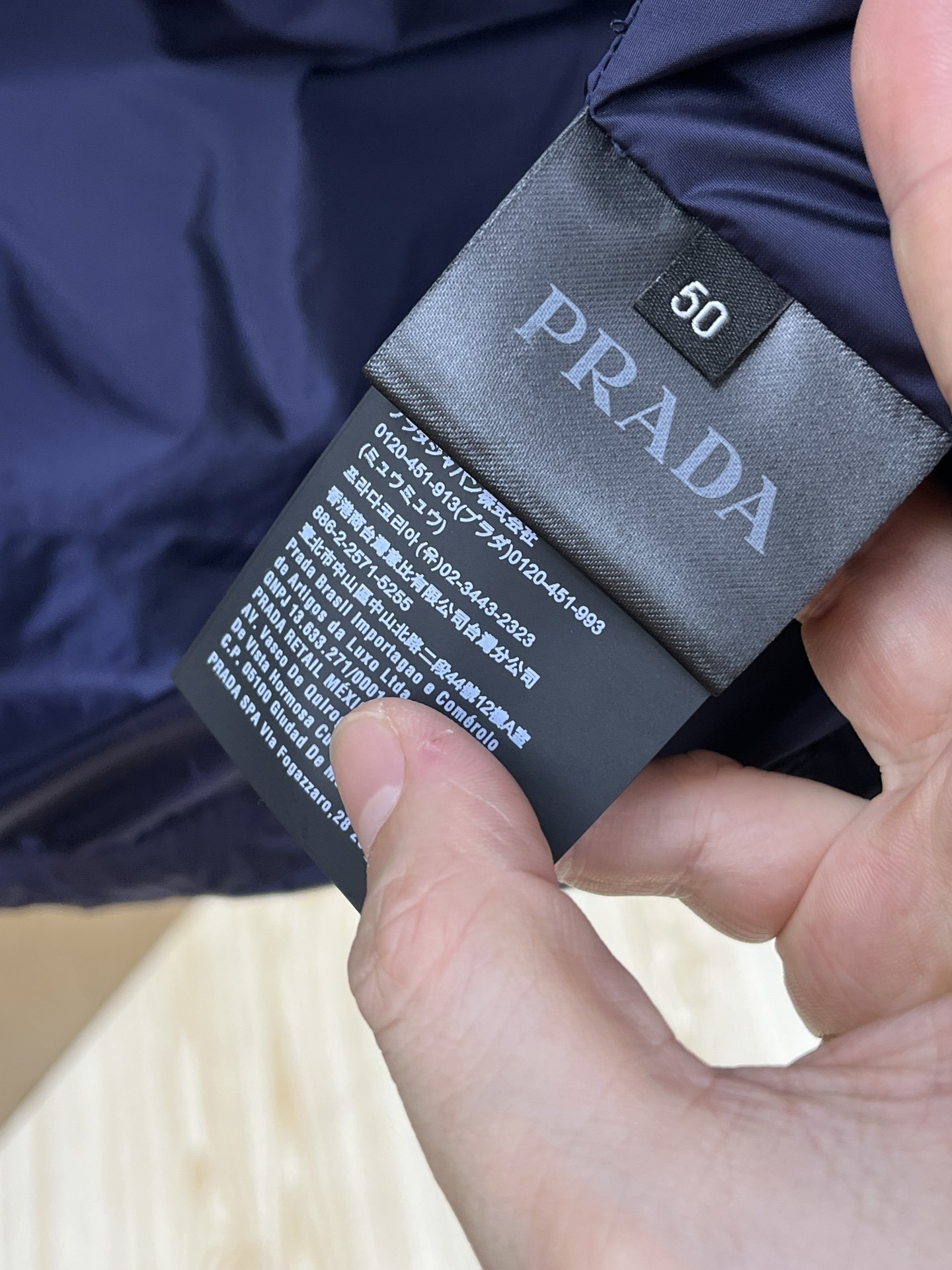 秋冬 PD 25秋冬款羽绒马甲 经典的立领设计,低调的黑灰调,散发着内敛而高级的质感,搭配标志性的三角徽