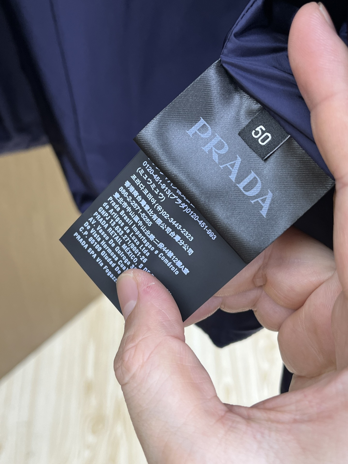 秋冬 PD 🔥秋冬款翻领棉服外套 Prada这款翻领外套采用了高品质棉花填充工艺，经多道工序处理，优质填
