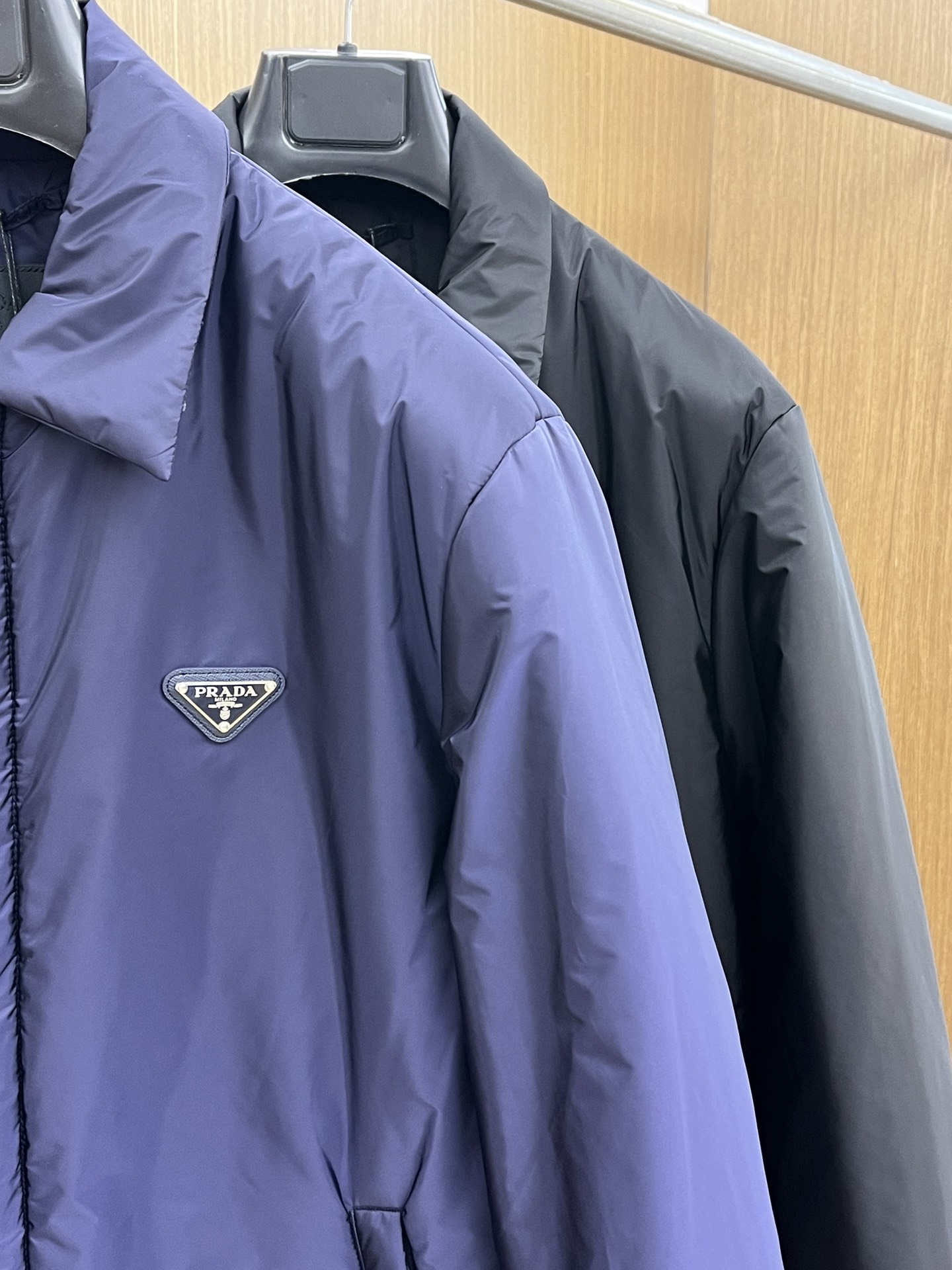 秋冬 PD 🔥秋冬款翻领棉服外套 Prada这款翻领外套采用了高品质棉花填充工艺，经多道工序处理，优质填