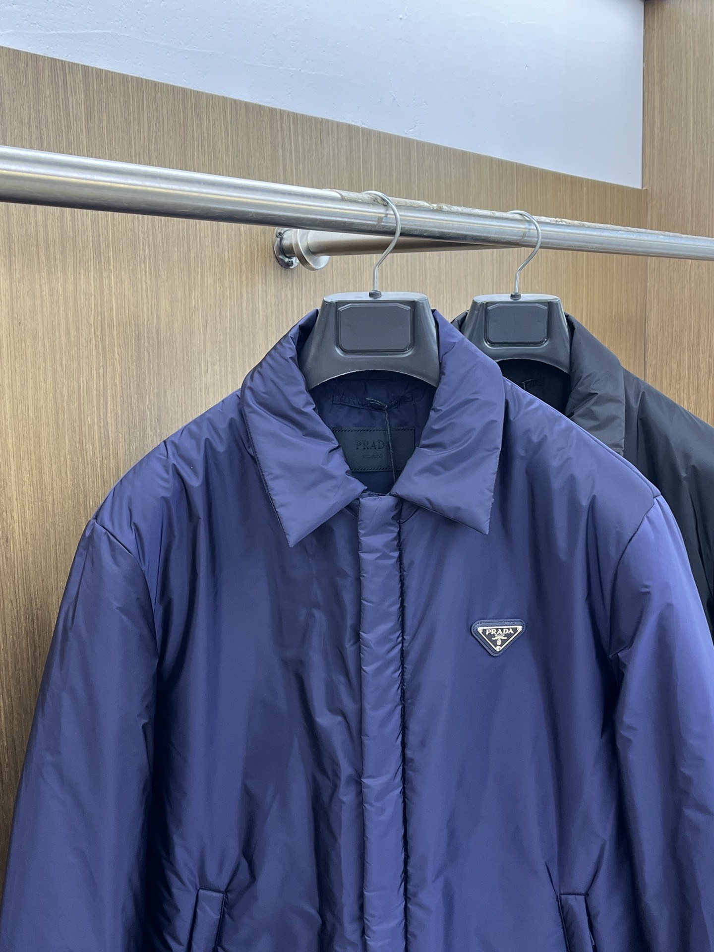 秋冬 PD 🔥秋冬款翻领棉服外套 Prada这款翻领外套采用了高品质棉花填充工艺，经多道工序处理，优质填