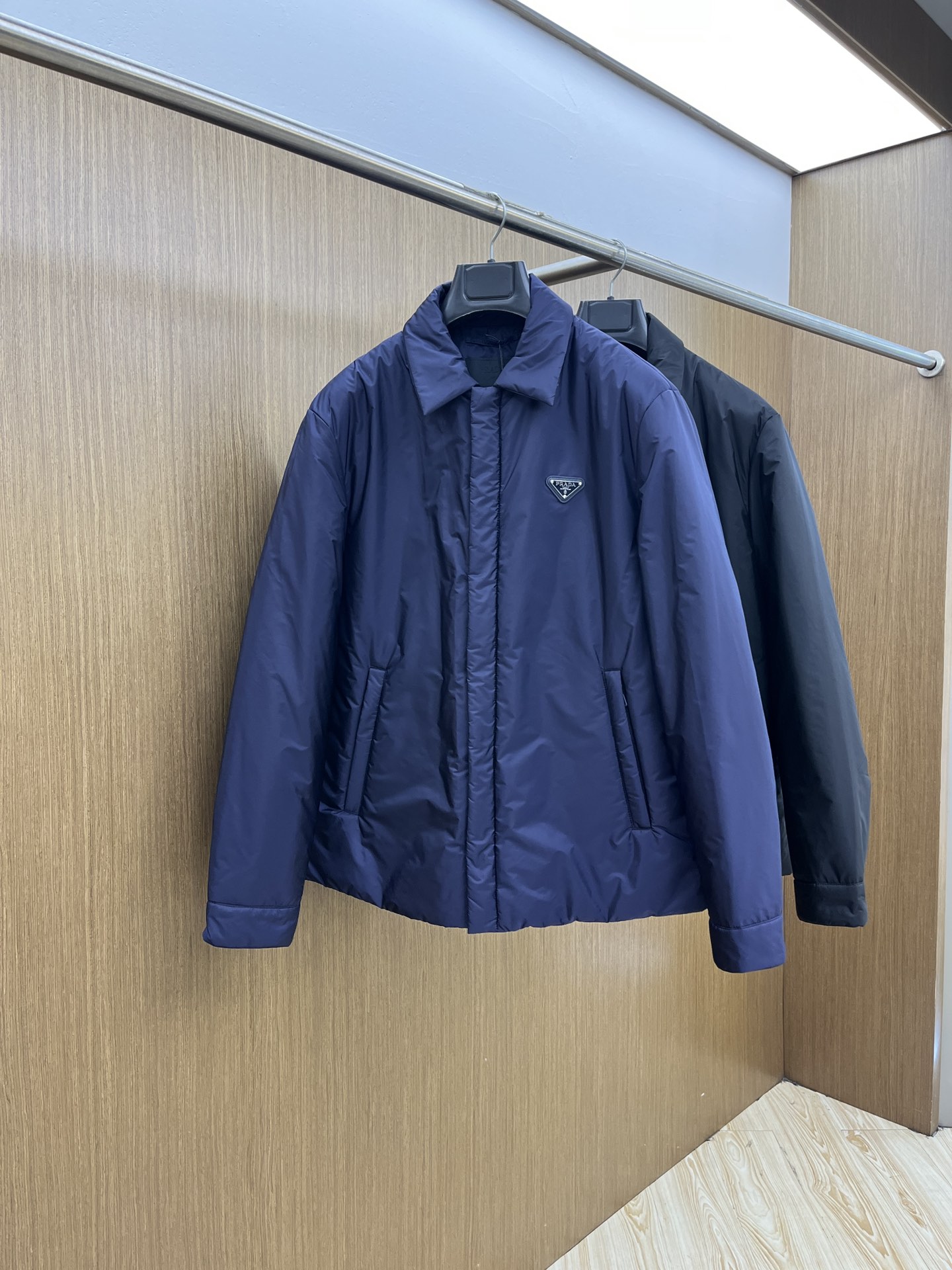 秋冬 PD 🔥秋冬款翻领棉服外套 Prada这款翻领外套采用了高品质棉花填充工艺，经多道工序处理，优质填