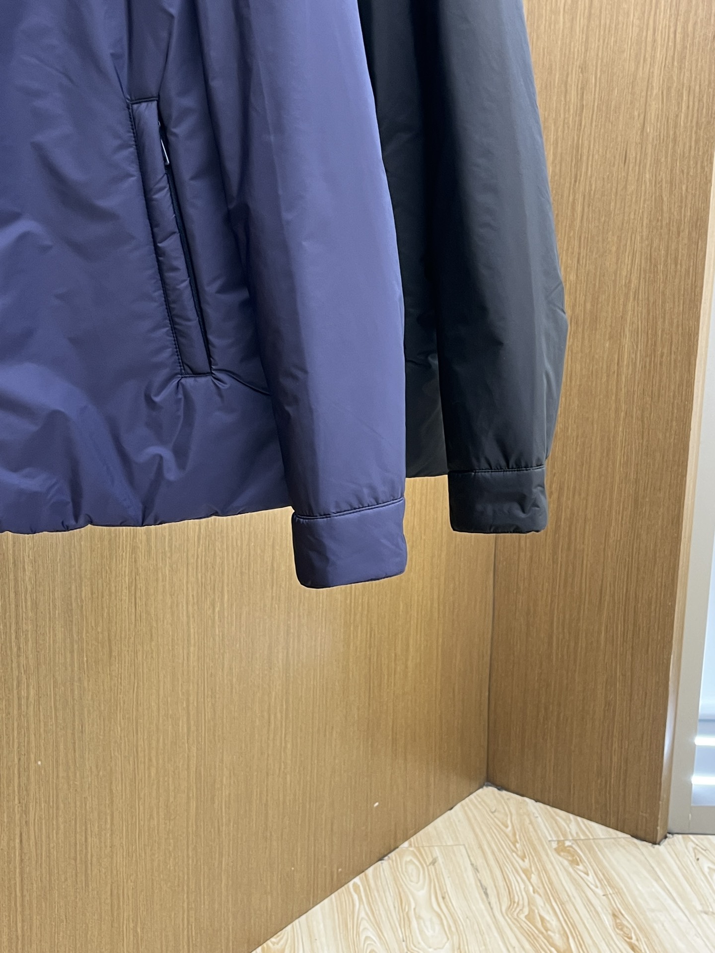 秋冬 PD 🔥秋冬款翻领棉服外套 Prada这款翻领外套采用了高品质棉花填充工艺，经多道工序处理，优质填