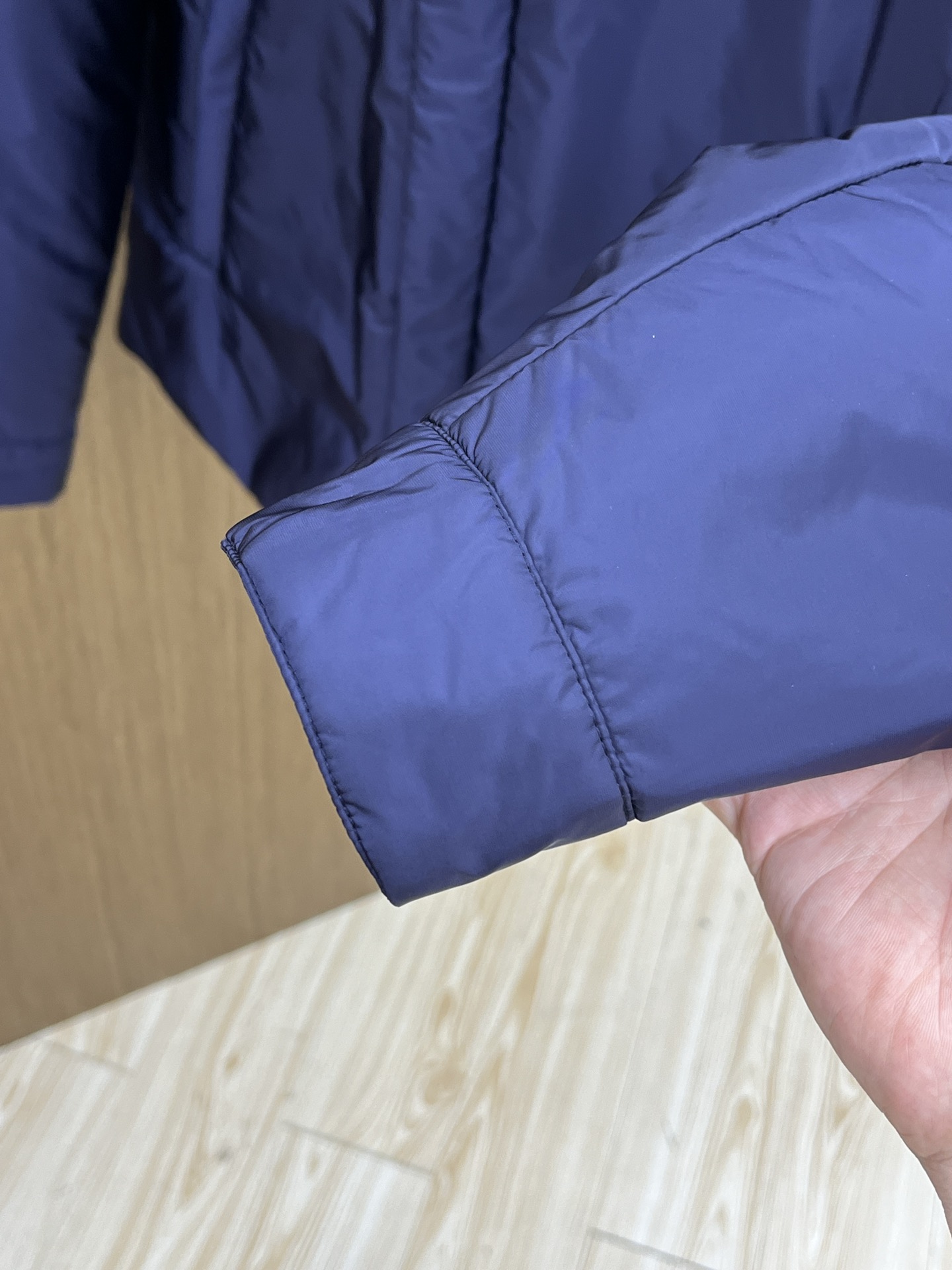 秋冬 PD 🔥秋冬款翻领棉服外套 Prada这款翻领外套采用了高品质棉花填充工艺，经多道工序处理，优质填