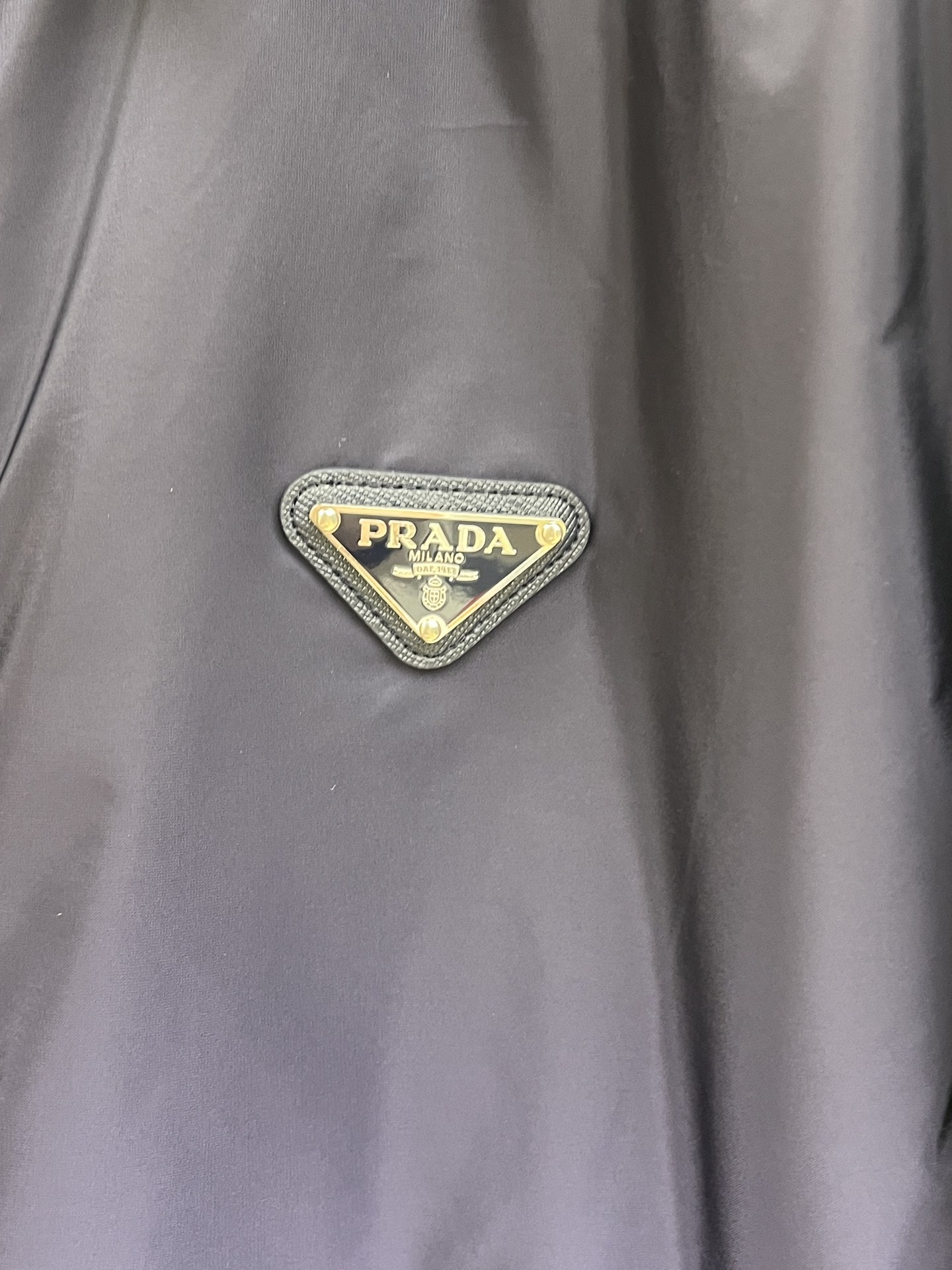 秋冬 PD 🔥秋冬款翻领棉服外套 Prada这款翻领外套采用了高品质棉花填充工艺，经多道工序处理，优质填