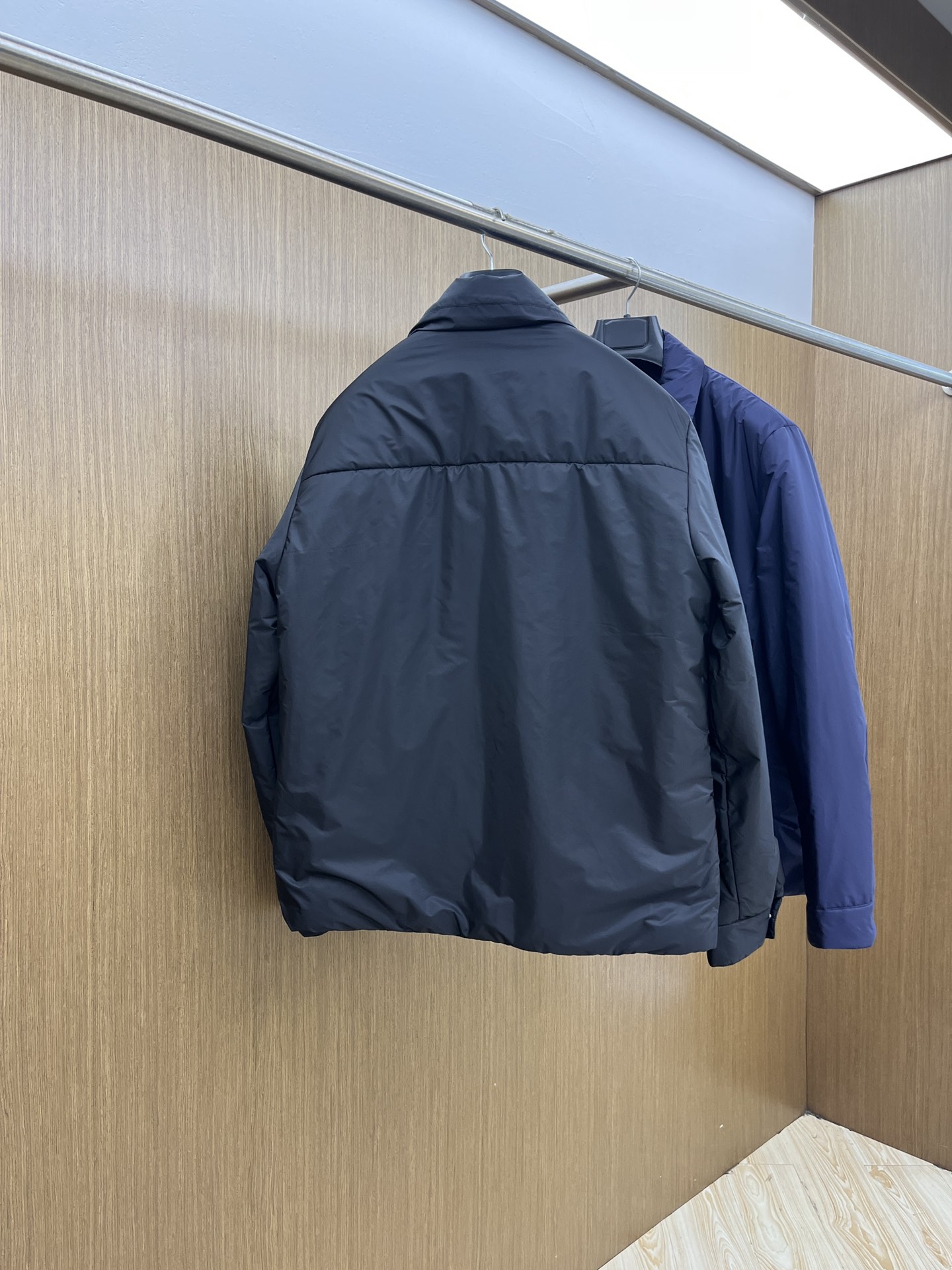 秋冬 PD 🔥秋冬款翻领棉服外套 Prada这款翻领外套采用了高品质棉花填充工艺，经多道工序处理，优质填