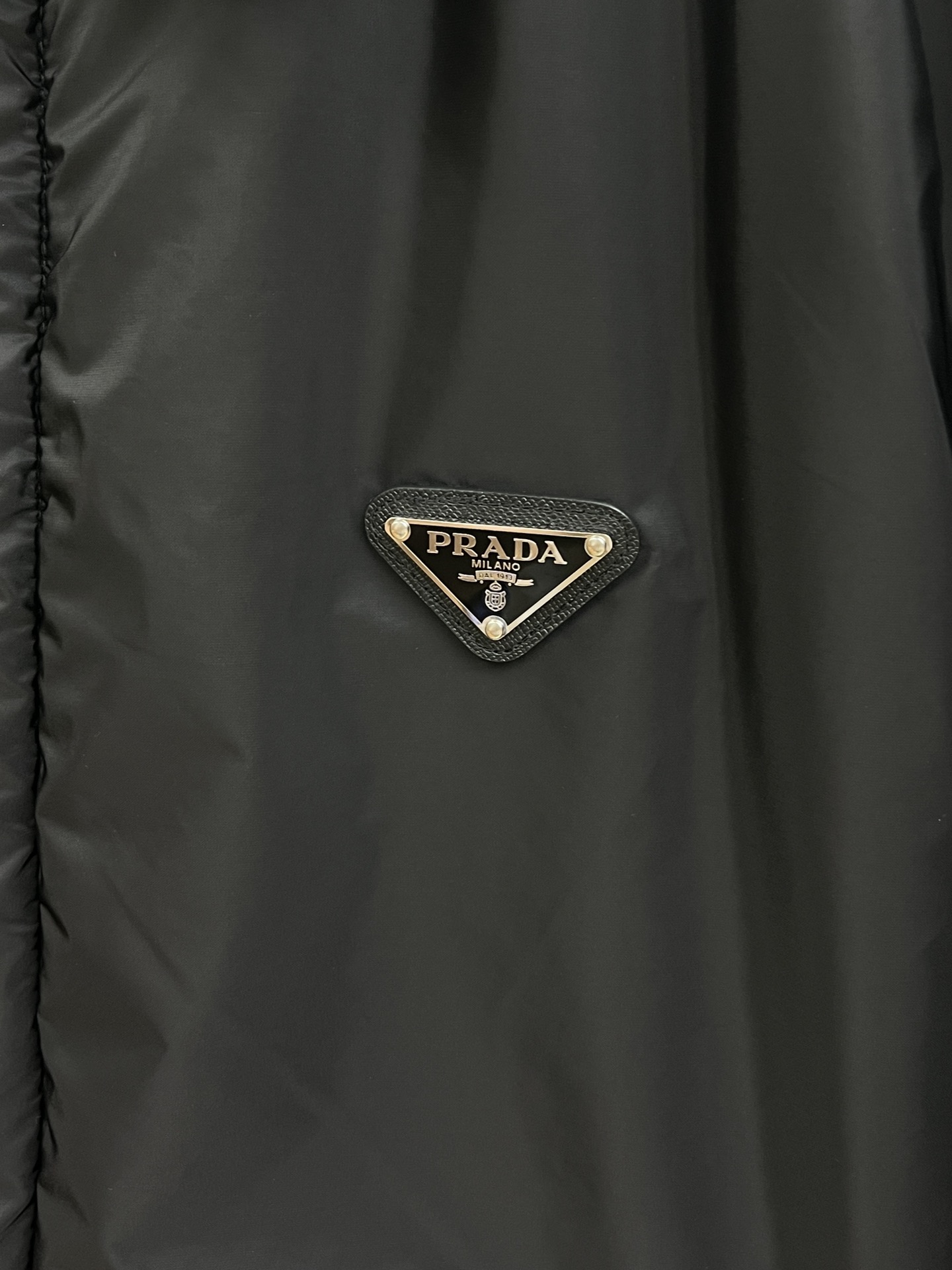 秋冬 PD 🔥秋冬款翻领棉服外套 Prada这款翻领外套采用了高品质棉花填充工艺，经多道工序处理，优质填