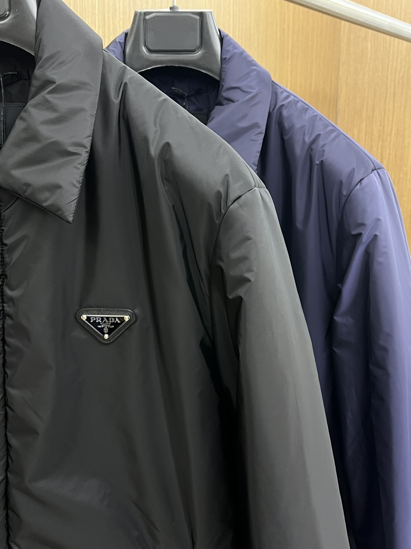 秋冬 PD 🔥秋冬款翻领棉服外套 Prada这款翻领外套采用了高品质棉花填充工艺，经多道工序处理，优质填