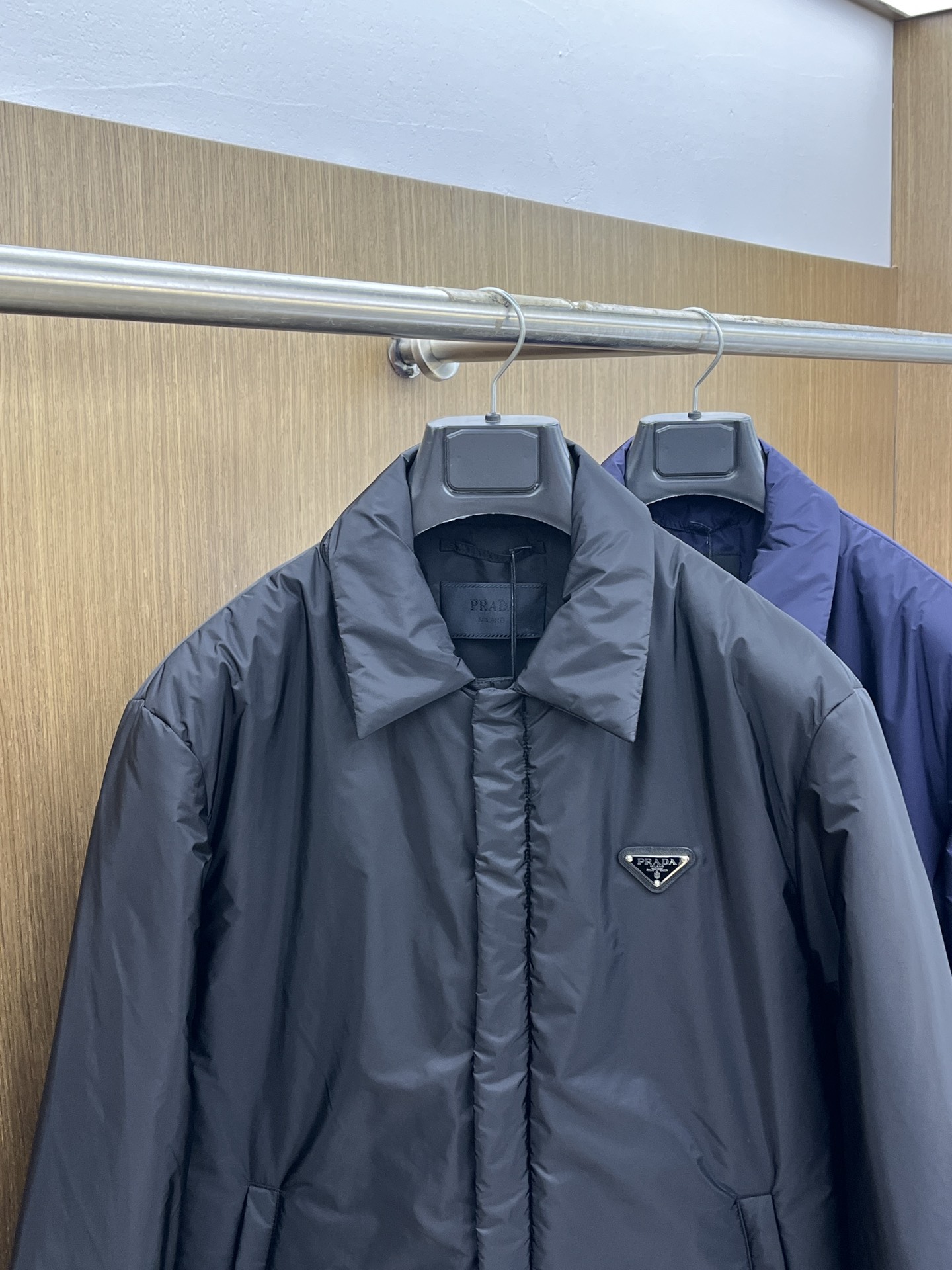 秋冬 PD 🔥秋冬款翻领棉服外套 Prada这款翻领外套采用了高品质棉花填充工艺，经多道工序处理，优质填