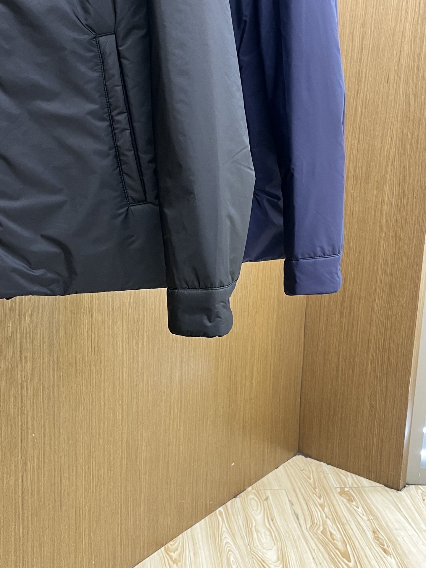 秋冬 PD 🔥秋冬款翻领棉服外套 Prada这款翻领外套采用了高品质棉花填充工艺，经多道工序处理，优质填