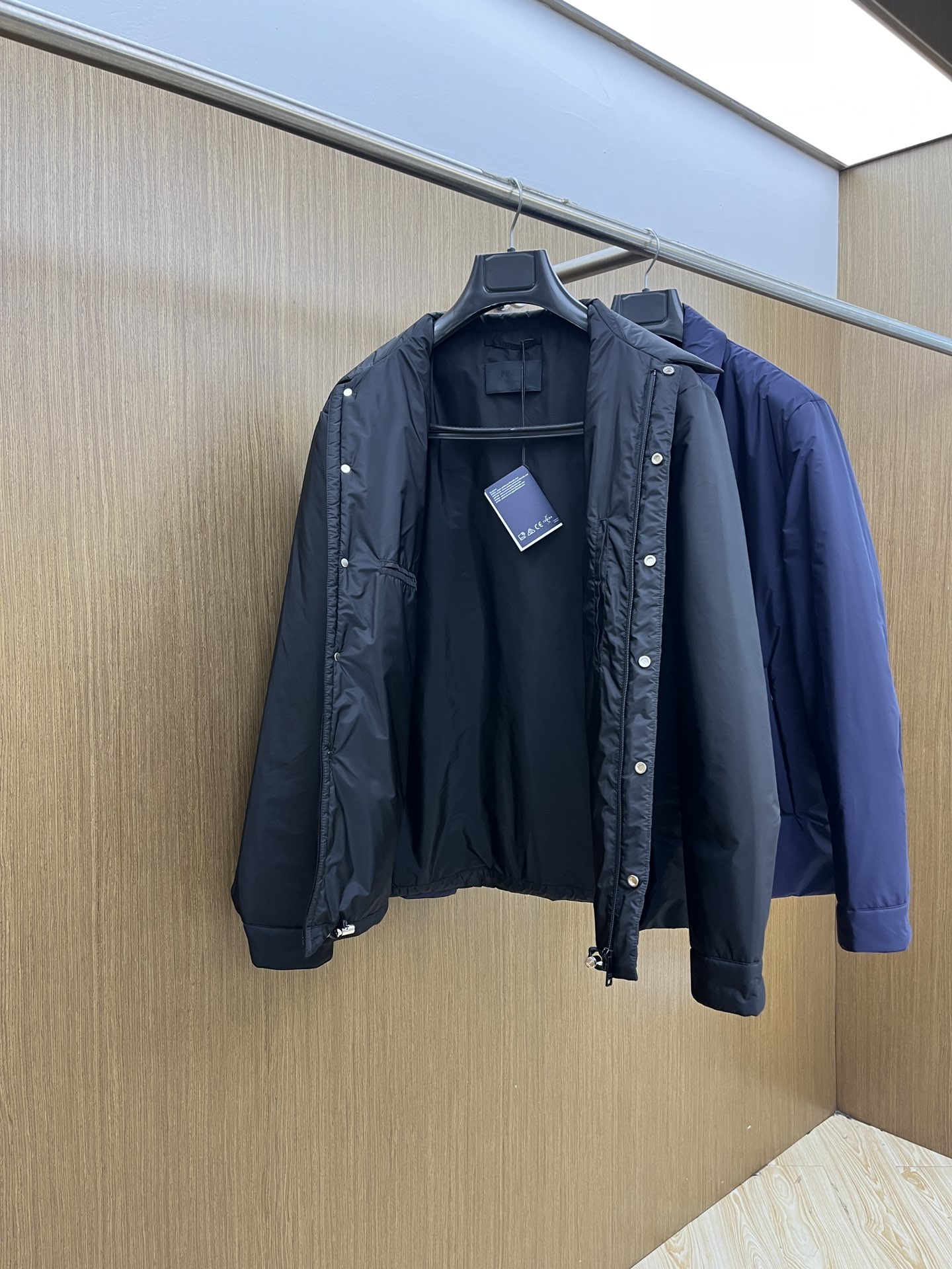 秋冬 PD 🔥秋冬款翻领棉服外套 Prada这款翻领外套采用了高品质棉花填充工艺，经多道工序处理，优质填