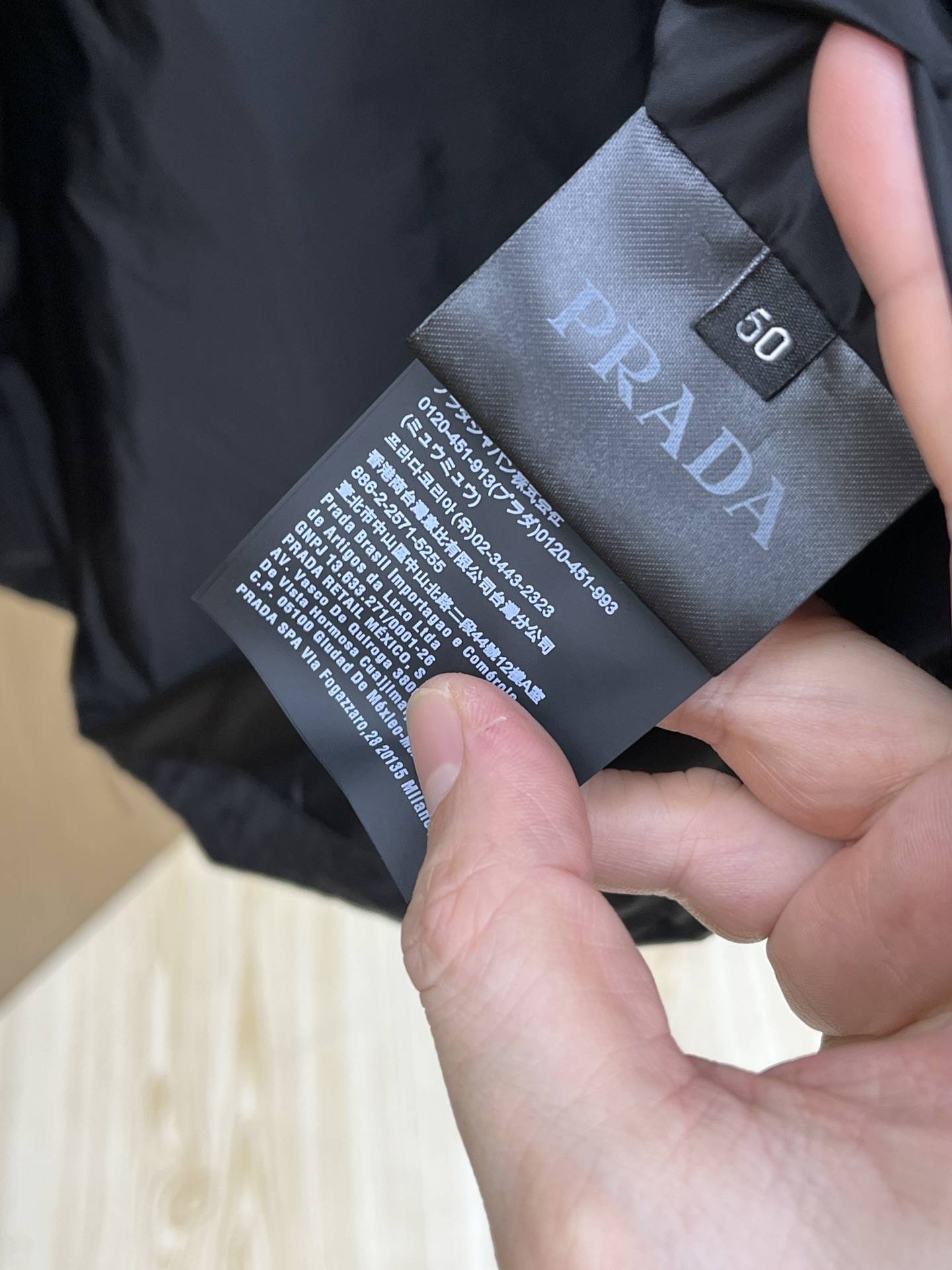 秋冬 PD 🔥秋冬款翻领棉服外套 Prada这款翻领外套采用了高品质棉花填充工艺，经多道工序处理，优质填