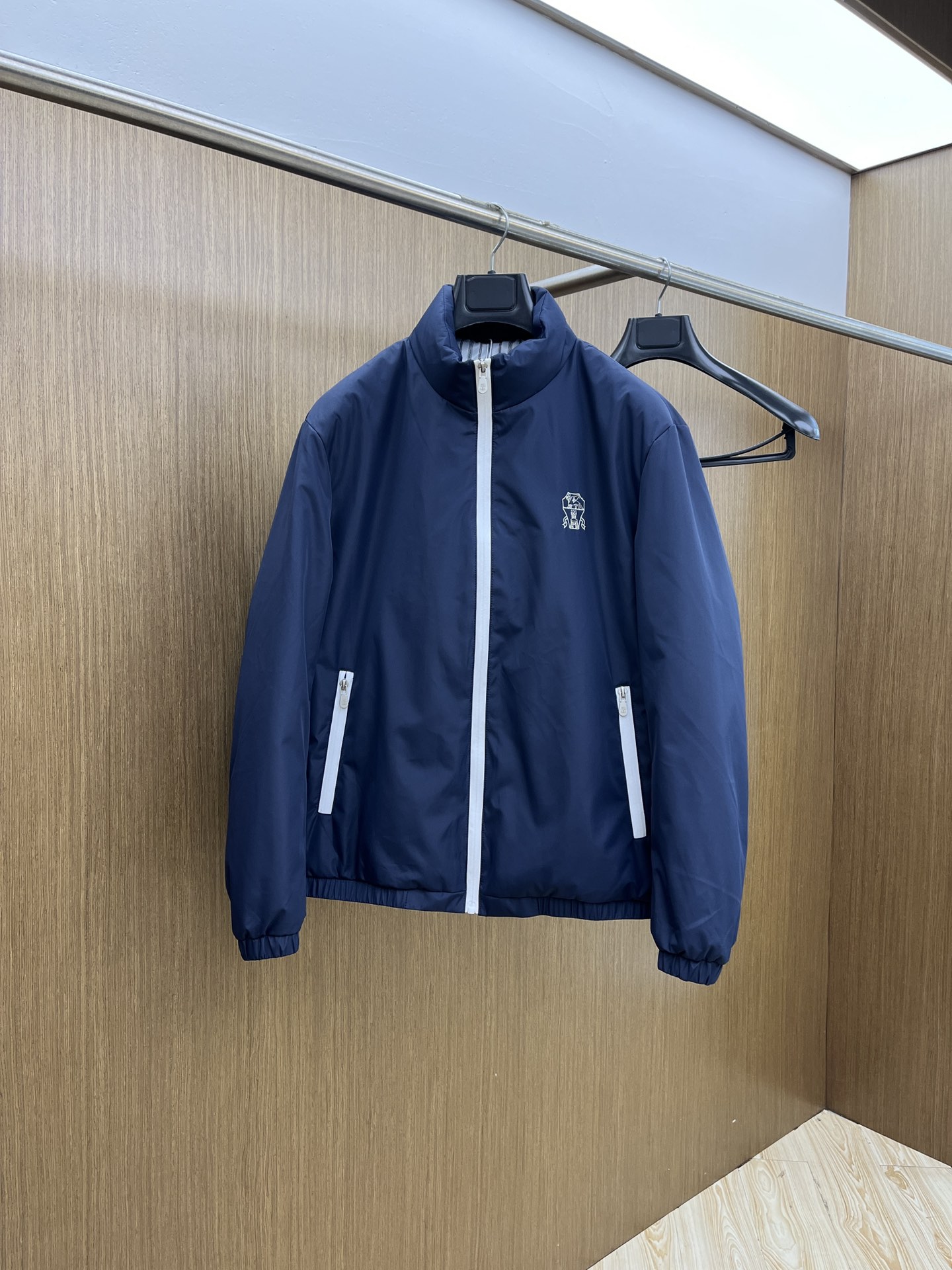 NO:514009,Autumn and Winter BC official website exclusively provides the latest fashionable autumn and winter jackets. Classic design and appearance are extremely impressive, and the quality is even more unscrupulous. You can buy it directly. You can’t get it wrong! Through the detailed pictures, you can feel its powerful aura, and the temperature concentration and keep warm is significant. Fjj doesn’t have to worry about a little chill! It is both fashionable and functional, and the whole style looks more luxurious and elegant! Size M-3XL, Jackets & coats,alexander wang19860909秋冬 BC官网独家专供最新时尚秋冬外套 经典设计感与颜值爆棚的,品质更是无法挑剔品控可以直接入手,不容过错的高端臻品！通过细节图片便可感受到它强悍的气场,聚温保暖效果显著,fjj完全不用担心会有一点寒意！时尚与功能性兼备,整款显得更加的奢华大气！ 尺码M-3XL,,jackets & coats,alexander wang,Men's clothing