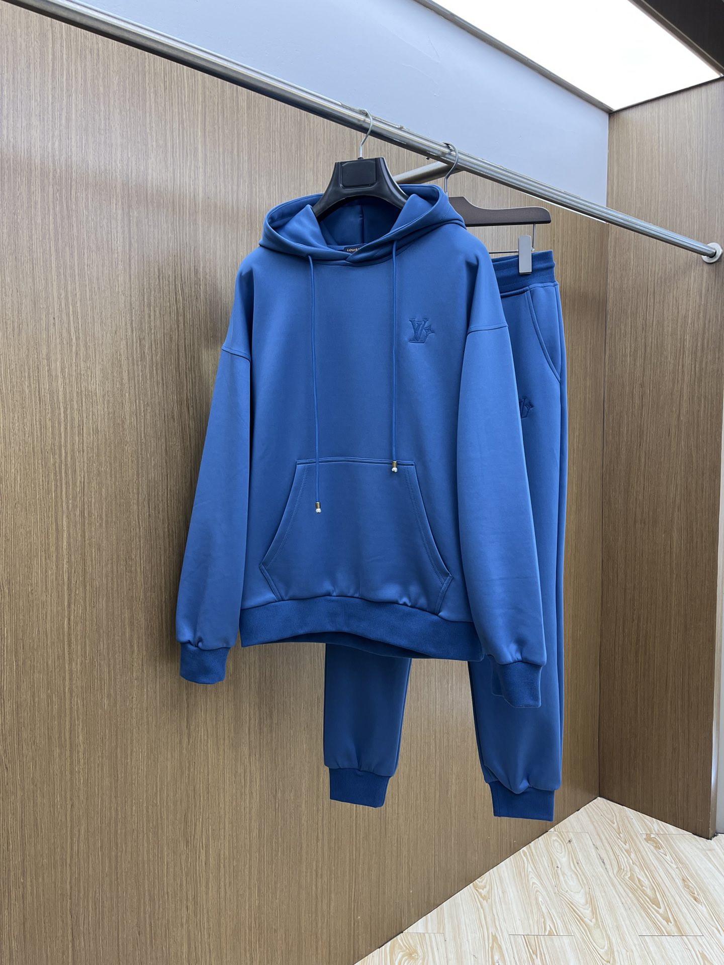 NO:522584,Autumn and Winter/Set LV official website exclusively available, high-end exclusive customized models, new autumn and winter counters with the same casual set, breathable and comfortable and casual!  Full of high-end feeling!  The details are exquisite and high-end, and the workmanship is impeccable!  The original high-end fabric looks high-end!  The fabric is crisp, wrinkle-resistant, wear-resistant, warm, neat and stylish. This autumn and winter, everyone must buy a set. You must be handsome and handsome. You are a very recommended model for your family!  A02 counter size 48-56/M-3XL,,louis vuitton,alexander wang19860909秋冬/套 LV 官网独家专供 高端独家定制款 秋冬新款专柜同款休闲套装,透气舒适休闲！高级感满满！细节精致高档,做工无可挑剔！原版高端面料很显高级！面料挺括抗皱耐磨,保暖利落有型 这个秋冬每人必须入手一套 穿上必须是醉帅气的 醉nice的 咋们家特别推荐款！A02专柜尺码48-56/M-3XL,,louis vuitton,alexander wang,Men's clothing