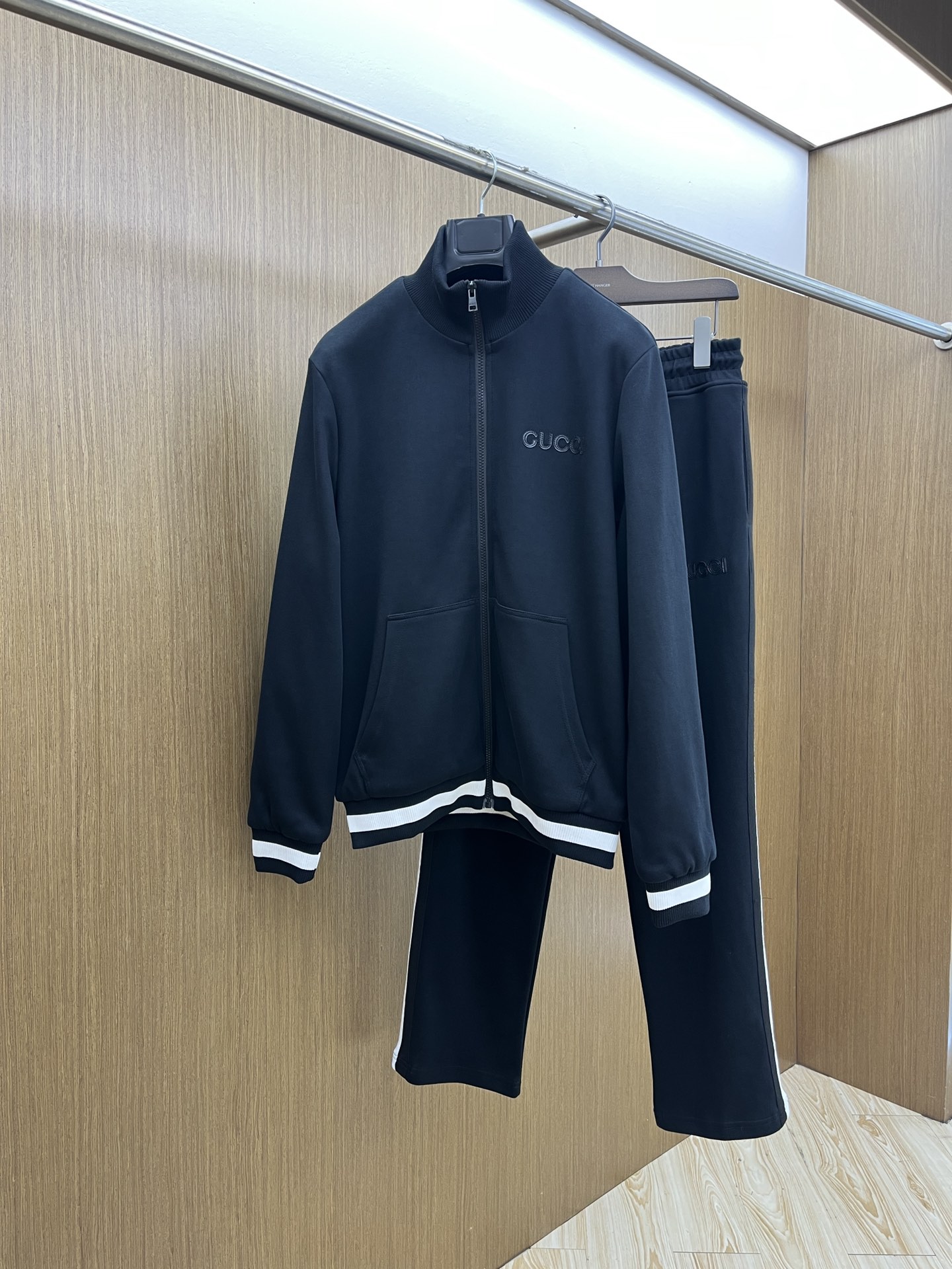 NO:522586,Autumn and Winter/Set Guc official website exclusively available, high-end exclusive customized models, new autumn and winter counters with the same casual set, breathable and comfortable and casual!  Full of high-end feeling!  The details are exquisite and high-end, and the workmanship is impeccable!  The original high-end fabric looks high-end!  The fabric is crisp, wrinkle-resistant, wear-resistant, warm, neat and stylish. This autumn and winter, everyone must buy a set. You must be handsome and handsome. You are a very recommended model for your family!  A02 counter size 48-56/M-3XL, gucci,alexander wang19860909秋冬/套 Guc 官网独家专供 高端独家定制款 秋冬新款专柜同款休闲套装,透气舒适休闲！高级感满满！细节精致高档,做工无可挑剔！原版高端面料很显高级！面料挺括抗皱耐磨,保暖利落有型 这个秋冬每人必须入手一套 穿上必须是醉帅气的 醉nice的 咋们家特别推荐款！A02专柜尺码48-56/M-3XL,,gucci,alexander wang,Men's clothing