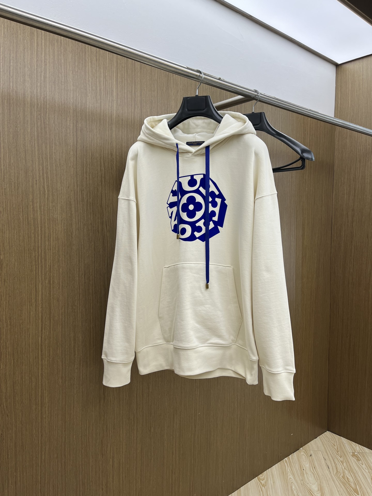 NO:515021,Hot series LV FW early autumn new wide version hooded sweatshirt, the same style as men and women!  Unique and attractive, this hooded sweatshirt has a quality and quality online, comfortable, and the same style and fashion sense as before, including fabrics and cutting techniques!  Three-dimensional printing technology, pure cotton breathable, comfortable to wear during daily wear, rib knit on the neckline is flat and tight, and the neckline will not be crooked even if it is tossed freely. The loose style will make you find that the upper body looks really good. The overall size is minimalist and neat, and it is super versatile everyday!  A33 casually matched with a pair of pants is a youthful look, and a fashionable item that will never go wrong!  Code number M-2XL, louis vuitton, hoodie, sweatshirts, hats, alexander wang19860909爆款连帽系列 LV FW早秋新款宽版连帽卫衣,男女同款！独特吸引人的眼球,这一款连帽卫衣品相品质都在线,舒适度,一如既往的版型,时髦度,包括面料、裁剪工艺上,都是下足了功夫！立体印花工艺,纯棉透气,日常穿着穿感舒适,领口的罗纹针织平整紧密,随意折腾都不会领口歪斜,宽松版型,上身你就会发现真的好好看,整体极简利落,超级日常百搭！a33随随便便搭配一条裤子就是青春的样子,绝不会出错的时髦单品！ 码数M-2XL,,louis vuitton,hoodie,sweatshirts,hats,alexander wang,Men's clothing