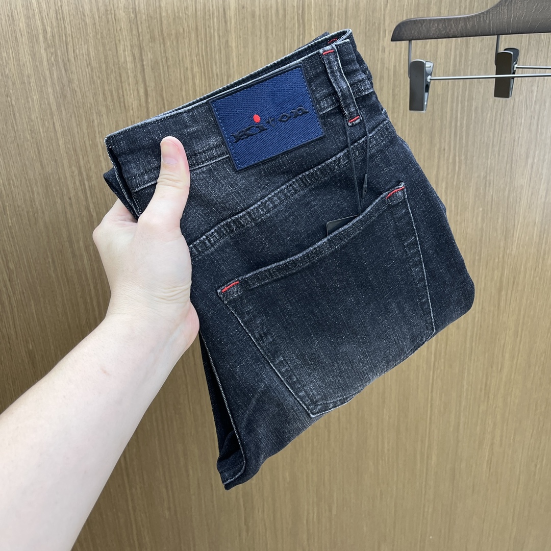 NO:515023,Autumn and Winter Kiton SS autumn and winter new products are super soft washed jeans, with a handsome upper body, a small straight-fitting design, slim-fitting cut, and men's top casual cotton!  High-end stretchy all-season versatile commuter jeans for men!  The style is extremely versatile, the fabric is elastic and the material is also outstanding, with a bit retro and old style. The thick fabric is suitable for all seasons to wear and the industry's exclusive first-time model, and the four seasons versatile commuter style!  This high-end slim elastic tight jeans are versatile and comfortable!  29-38 (no 35,37), jeans,alexander wang19860909秋冬 Kiton SS秋冬新品超柔和水洗牛仔裤 ,上身爆帅,小直筒设计,修身裁剪,男款顶级休闲棉质！高端弹力四季百搭通勤牛仔男裤！款式极其的百搭,面料弹力,材质也十分出众,有点复古做旧的风格,厚面料适合四季穿着业内独家首发款,四季百搭通勤款！这类高端的修身弹力紧身牛仔裤,fxq百搭而且舒适！ 29-38（无35,37）,,jeans,alexander wang,Men's clothing