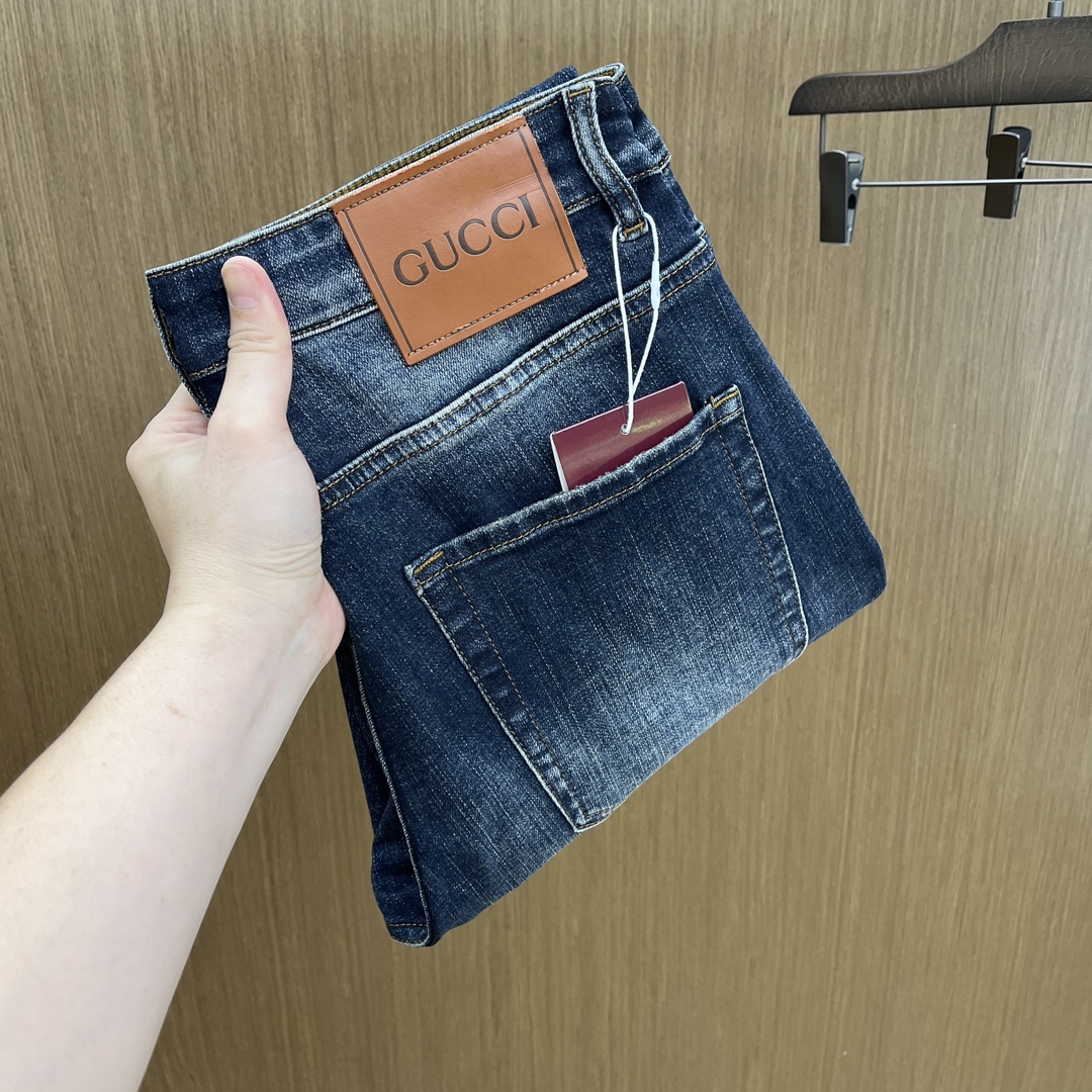 NO:515030,Autumn and Winter Guc SS autumn and winter new product super soft wash jeans, top body is handsome, small straight-fitting design, slim-fitting cut, men's top casual cotton!  High-end stretchy all-season versatile commuter jeans for men!  The style is extremely versatile, the fabric is elastic and the material is also outstanding, with a bit retro and old style. The thick fabric is suitable for all seasons to wear and the industry's exclusive first-time model, and the four seasons versatile commuter style!  This high-end slim elastic tight jeans are versatile and comfortable!  29-38 (no 35,37), gucci, jeans, alexander wang19860909秋冬 Guc SS秋冬新品超柔和水洗牛仔裤 ,上身爆帅,小直筒设计,修身裁剪,男款顶级休闲棉质！高端弹力四季百搭通勤牛仔男裤！款式极其的百搭,面料弹力,材质也十分出众,有点复古做旧的风格,厚面料适合四季穿着业内独家首发款,四季百搭通勤款！这类高端的修身弹力紧身牛仔裤,fxq百搭而且舒适！ 29-38（无35,37）,,gucci,jeans,alexander wang,Men's clothing