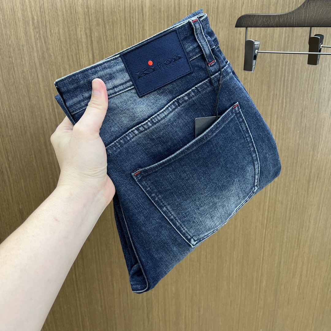 NO:515032,Autumn and Winter KITON SS autumn and winter new product super soft wash jeans, top body is handsome, small straight-fitting design, slim-fitting cut, men's top casual cotton!  High-end stretchy all-season versatile commuter jeans for men!  The style is extremely versatile, the fabric is elastic and the material is also outstanding, with a bit retro and old style. The thick fabric is suitable for all seasons to wear and the industry's exclusive first-time model, and the four seasons versatile commuter style!  This high-end slim elastic tight jeans are versatile and comfortable!  29-38 (no 35,37), jeans,alexander wang19860909秋冬 KITON SS秋冬新品超柔和水洗牛仔裤 ,上身爆帅,小直筒设计,修身裁剪,男款顶级休闲棉质！高端弹力四季百搭通勤牛仔男裤！款式极其的百搭,面料弹力,材质也十分出众,有点复古做旧的风格,厚面料适合四季穿着业内独家首发款,四季百搭通勤款！这类高端的修身弹力紧身牛仔裤,fxq百搭而且舒适！ 29-38（无35,37）,,jeans,alexander wang,Men's clothing