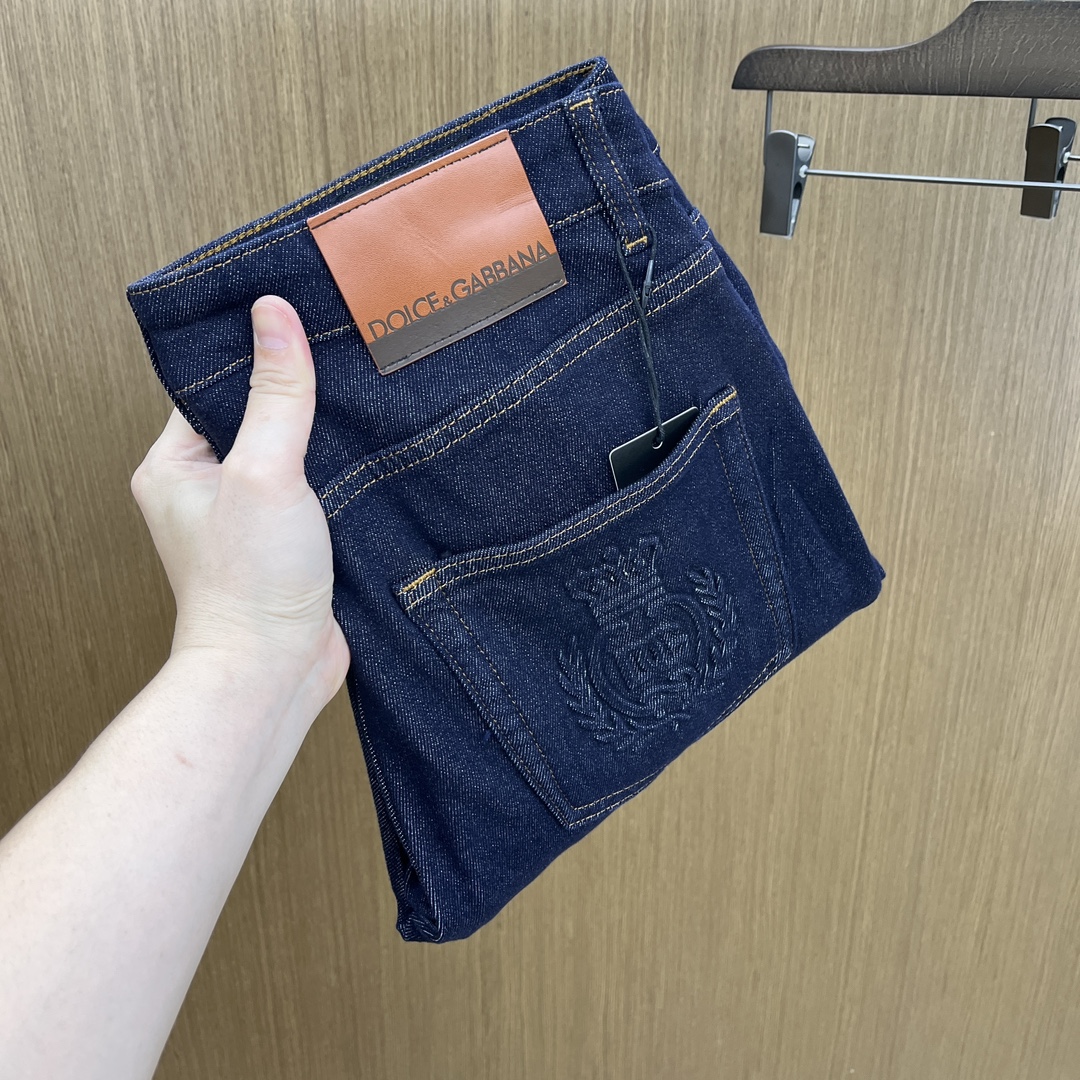 NO:515035,Autumn and Winter DGSS autumn and winter new product super soft wash jeans, top body is handsome, small straight-fitting design, slim-fitting cut, men's top casual cotton!  High-end stretchy all-season versatile commuter jeans for men!  The style is extremely versatile, the fabric is elastic and the material is also outstanding, with a bit retro and old style. The thick fabric is suitable for all seasons to wear and the industry's exclusive first-time model, and the four seasons versatile commuter style!  This high-end slim elastic tight jeans are versatile and comfortable!  29-38 (no 35,37), jeans,alexander wang19860909秋冬 DGSS秋冬新品超柔和水洗牛仔裤 ,上身爆帅,小直筒设计,修身裁剪,男款顶级休闲棉质！高端弹力四季百搭通勤牛仔男裤！款式极其的百搭,面料弹力,材质也十分出众,有点复古做旧的风格,厚面料适合四季穿着业内独家首发款,四季百搭通勤款！这类高端的修身弹力紧身牛仔裤,fxq百搭而且舒适！ 29-38（无35,37）,,jeans,alexander wang,Men's clothing