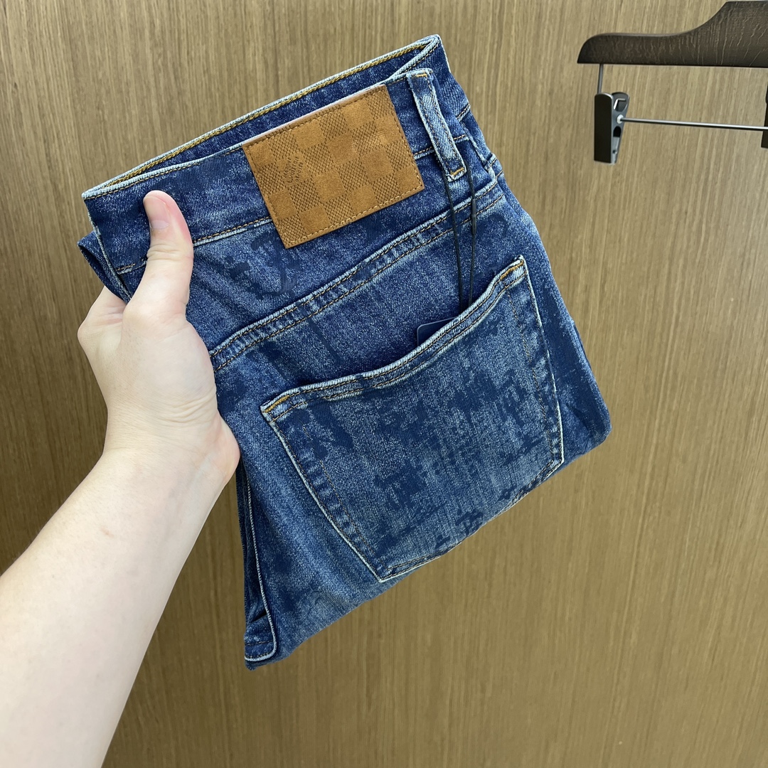 NO:515037,Autumn and Winter LV SS autumn and winter new products are super soft washed jeans, with a handsome upper body, a small straight-fitting design, slim-fitting cut, men's top casual cotton!  High-end stretchy all-season versatile commuter jeans for men!  The style is extremely versatile, the fabric is elastic and the material is also outstanding, with a bit retro and old style. The thick fabric is suitable for all seasons to wear and the industry's exclusive first-time model, and the four seasons versatile commuter style!  This high-end slim elastic tight jeans are versatile and comfortable!  29-38 (none 35,37), louis vuitton,jeans,alexander wang19860909秋冬 LV SS秋冬新品超柔和水洗牛仔裤 ,上身爆帅,小直筒设计,修身裁剪,男款顶级休闲棉质！高端弹力四季百搭通勤牛仔男裤！款式极其的百搭,面料弹力,材质也十分出众,有点复古做旧的风格,厚面料适合四季穿着业内独家首发款,四季百搭通勤款！这类高端的修身弹力紧身牛仔裤,fxq百搭而且舒适！ 29-38（无35,37）,,louis vuitton,jeans,alexander wang,Men's clothing