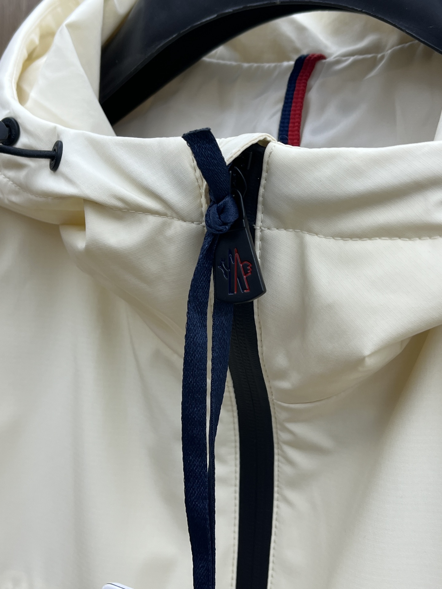 秋冬 Mon 🔥早秋最新款时尚设计师款夹克外套.处处细节显工艺足够的高级   结构性剪裁的设计改变来展现