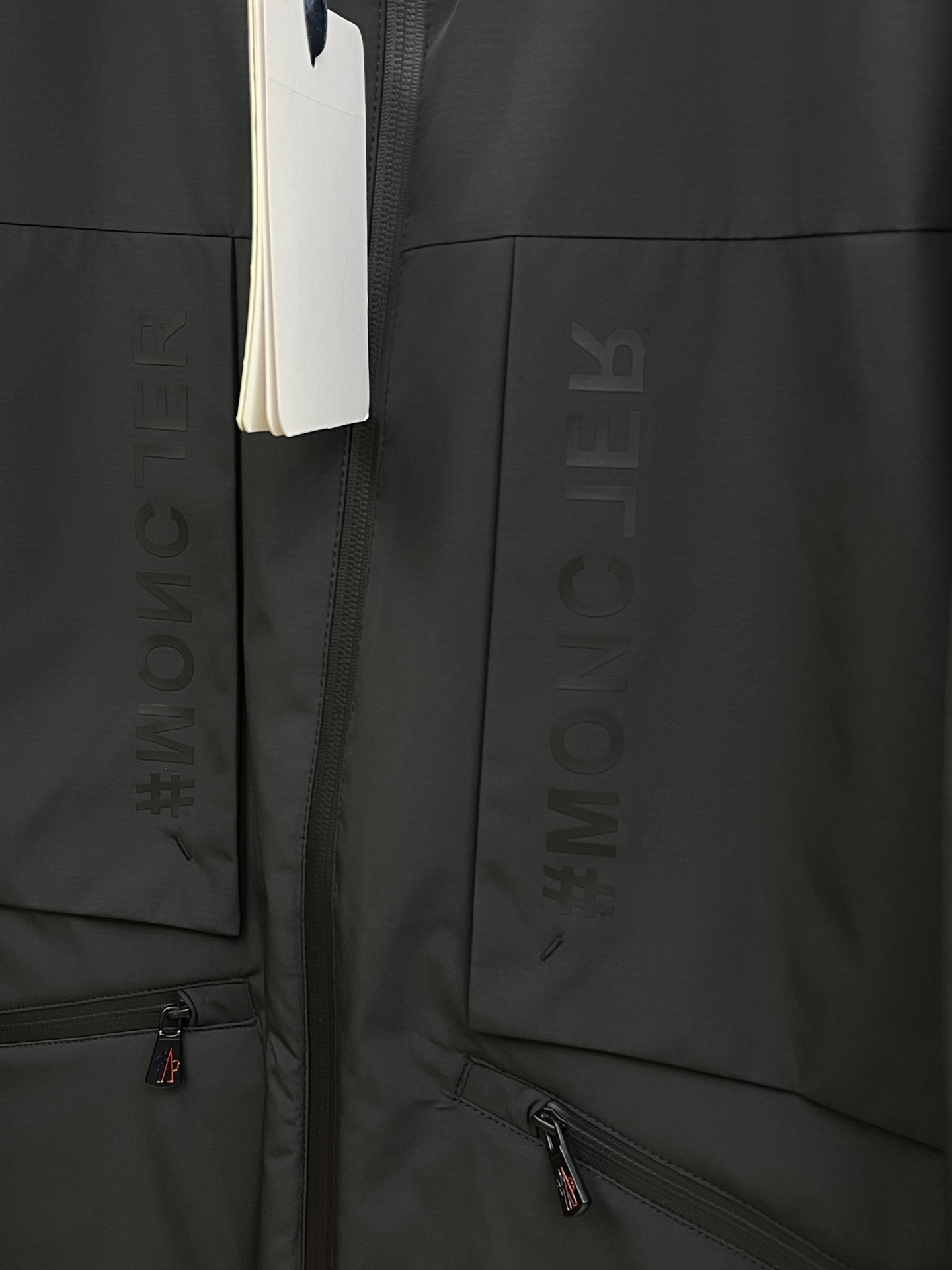 秋冬 Mon 🔥早秋最新款时尚设计师款夹克外套.处处细节显工艺足够的高级   结构性剪裁的设计改变来展现