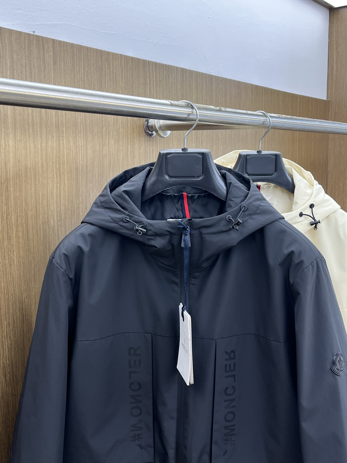 秋冬 Mon 🔥早秋最新款时尚设计师款夹克外套.处处细节显工艺足够的高级   结构性剪裁的设计改变来展现